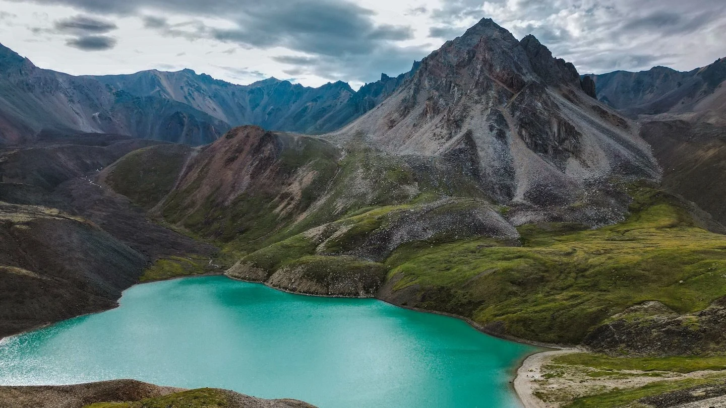 Pretty sure I&rsquo;ve said it before&hellip; but this alpine lake at 1850m, wrapped in mountains and moraines, is one of my all-time Yukon favorites!

#exploreyukon #travelyukon #mountainlake #alpineviews #adventurenorth #adventurephotography #outdo