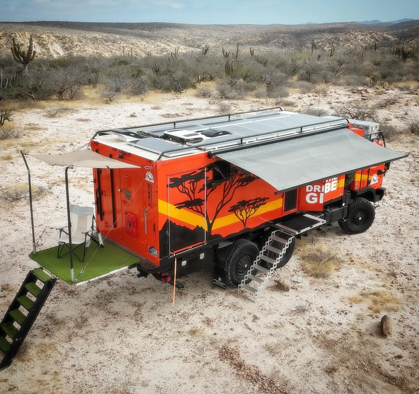 All desert colors 🌵 - well except that big beautiful orange thing. 🍊 

#nomadlife #bajacaliforniasur #todossantos #overlandvehicle