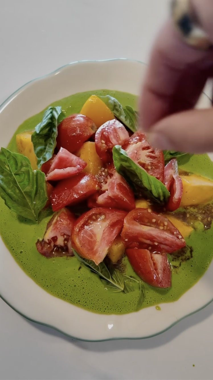 Ensalada De Jitomates Heirloom Con Salsa De Albahaca