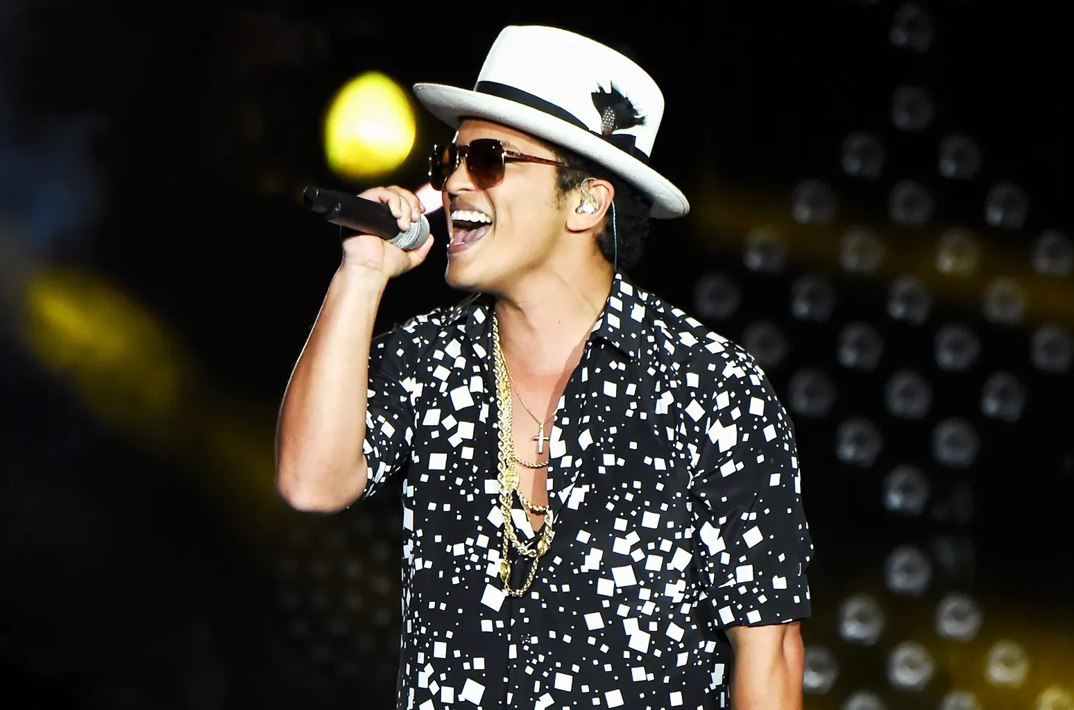 bruno-mars-Rock-In-Rio-2015-billboard-1548.webp
