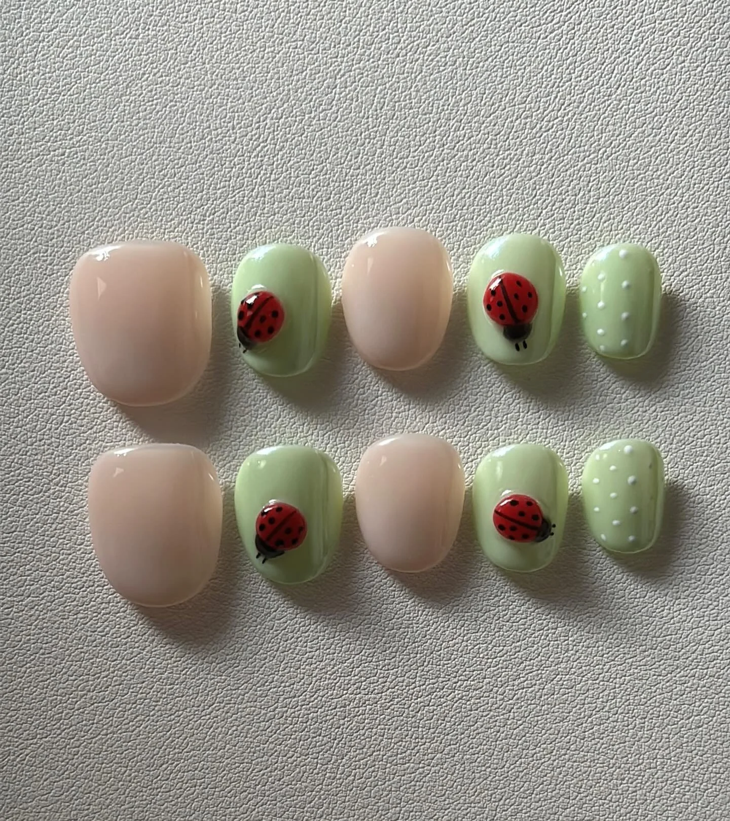 🐞🍃

Cute, custom nails just like this, delievered right home! Everyone LOVES a good nail day BUT if you have no time or need to save some $$ because let&rsquo;s face it we all do. These press on nails are reusable, durable and can be taken off righ