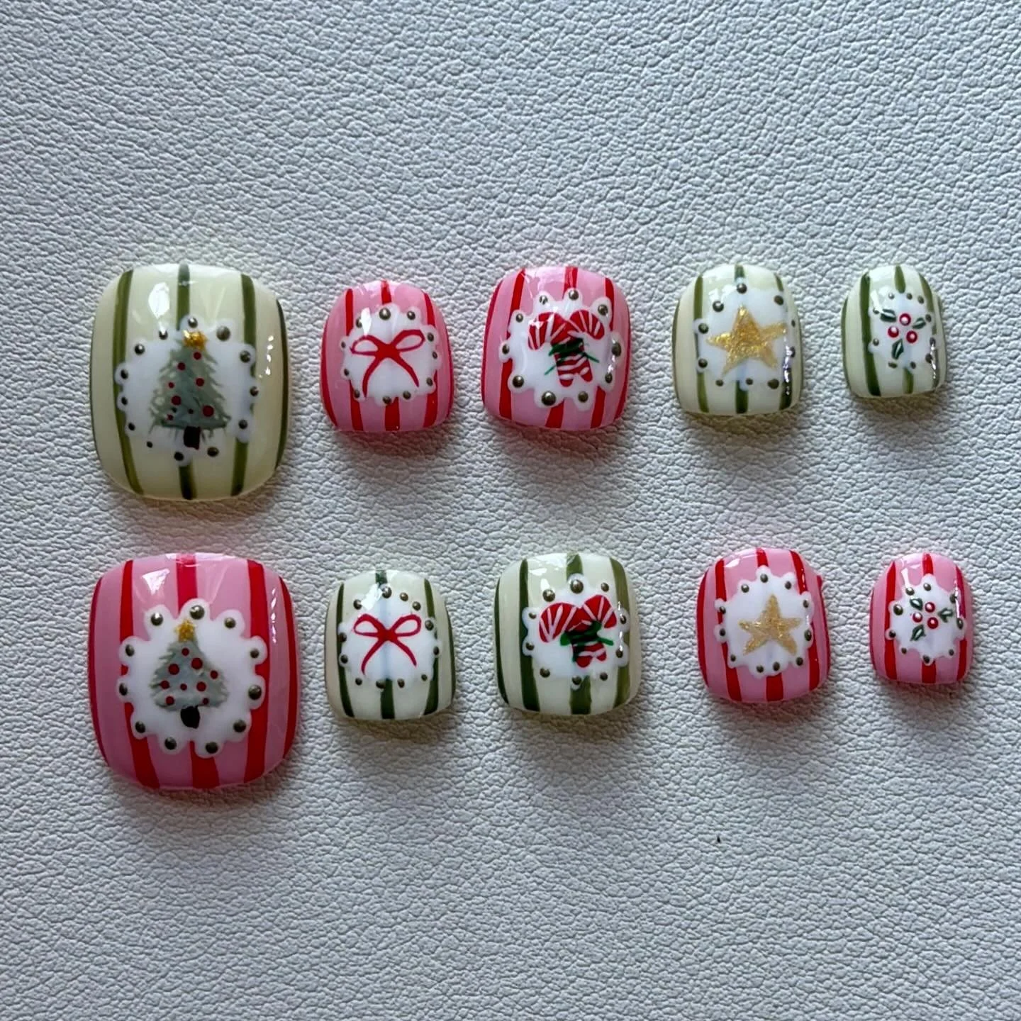 Christmas frames 🎄

Products used; 
Micro Shape 
@mpa_onlinestore MPA Pallet 
@beetlesgelpolish gel colors 
@suppliesbychloe glossy top coat