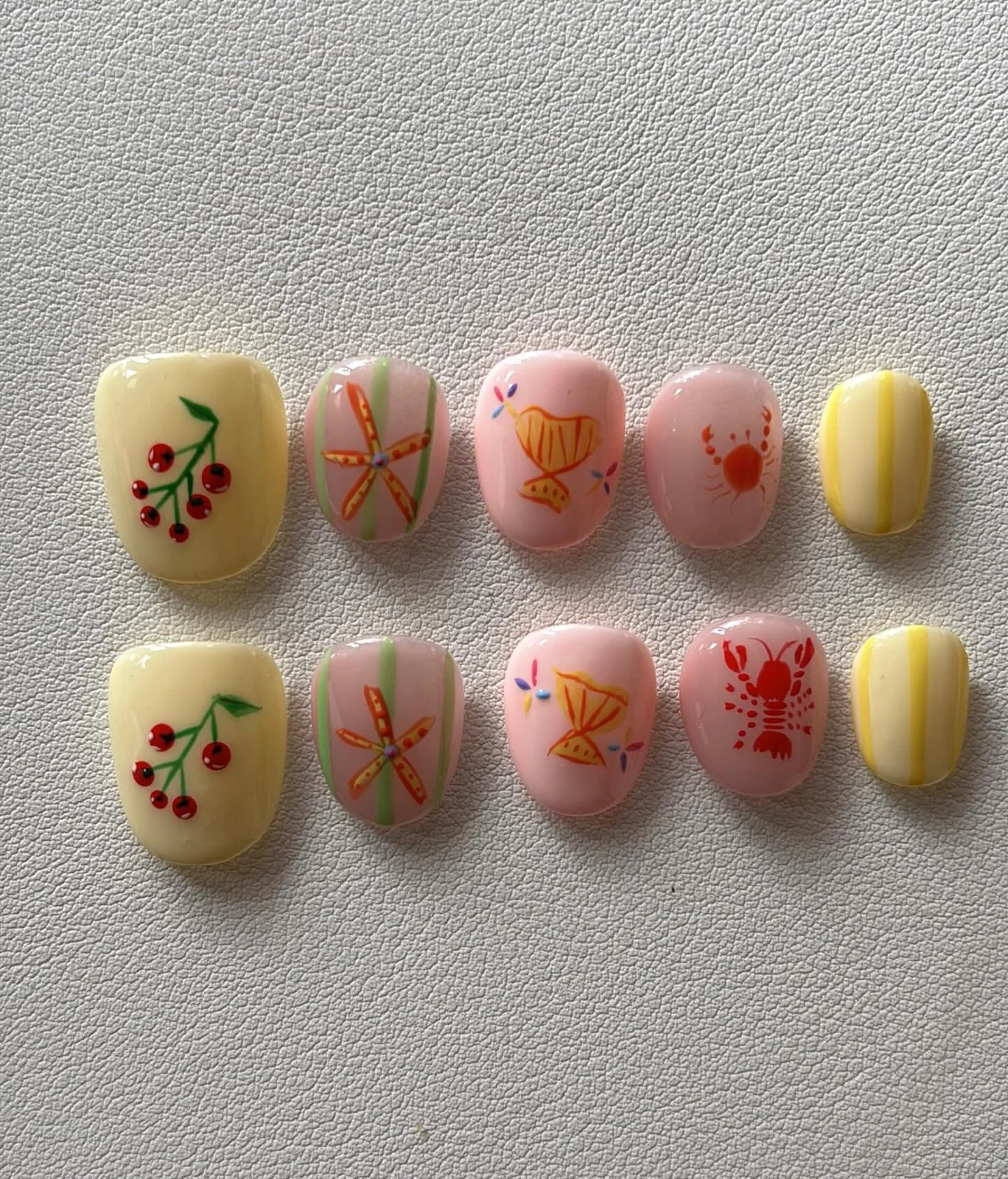 Summer press on nails☀️🕶️

Products used; 
@beetlesgelpolish colors 
@dndgel base color
@mpa_onlinestore MPA Pallet for the nail art
@thepainteddesert XXS Round