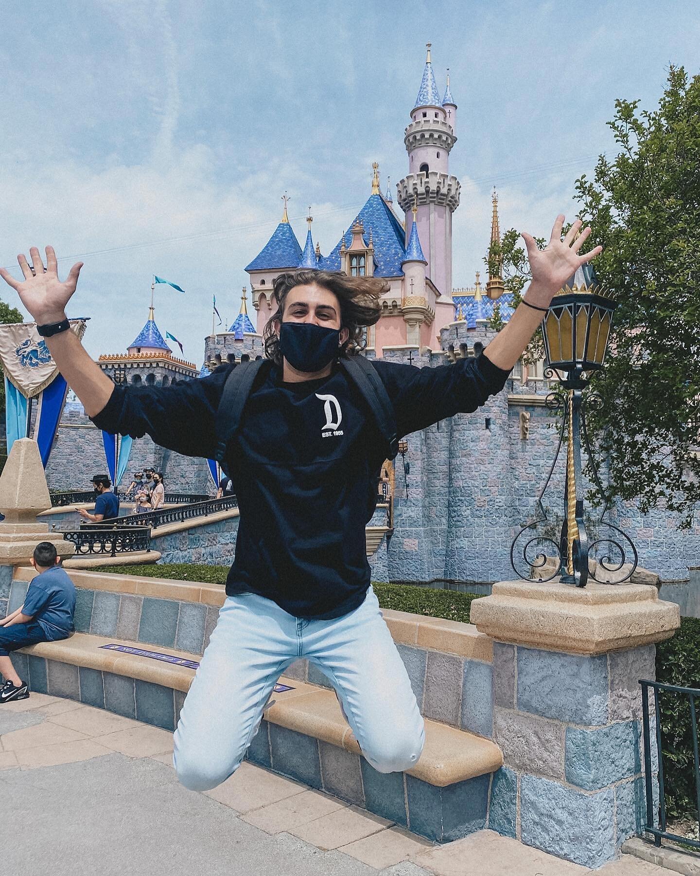 I was literally jumping for joy! This weekend, @disneyland re-opened after their year-long closure and I was fortunate to be there for the first 2 days 🤩

Opening day was on Friday and that involved me waking up at 4AM and driving up with @kenziepea