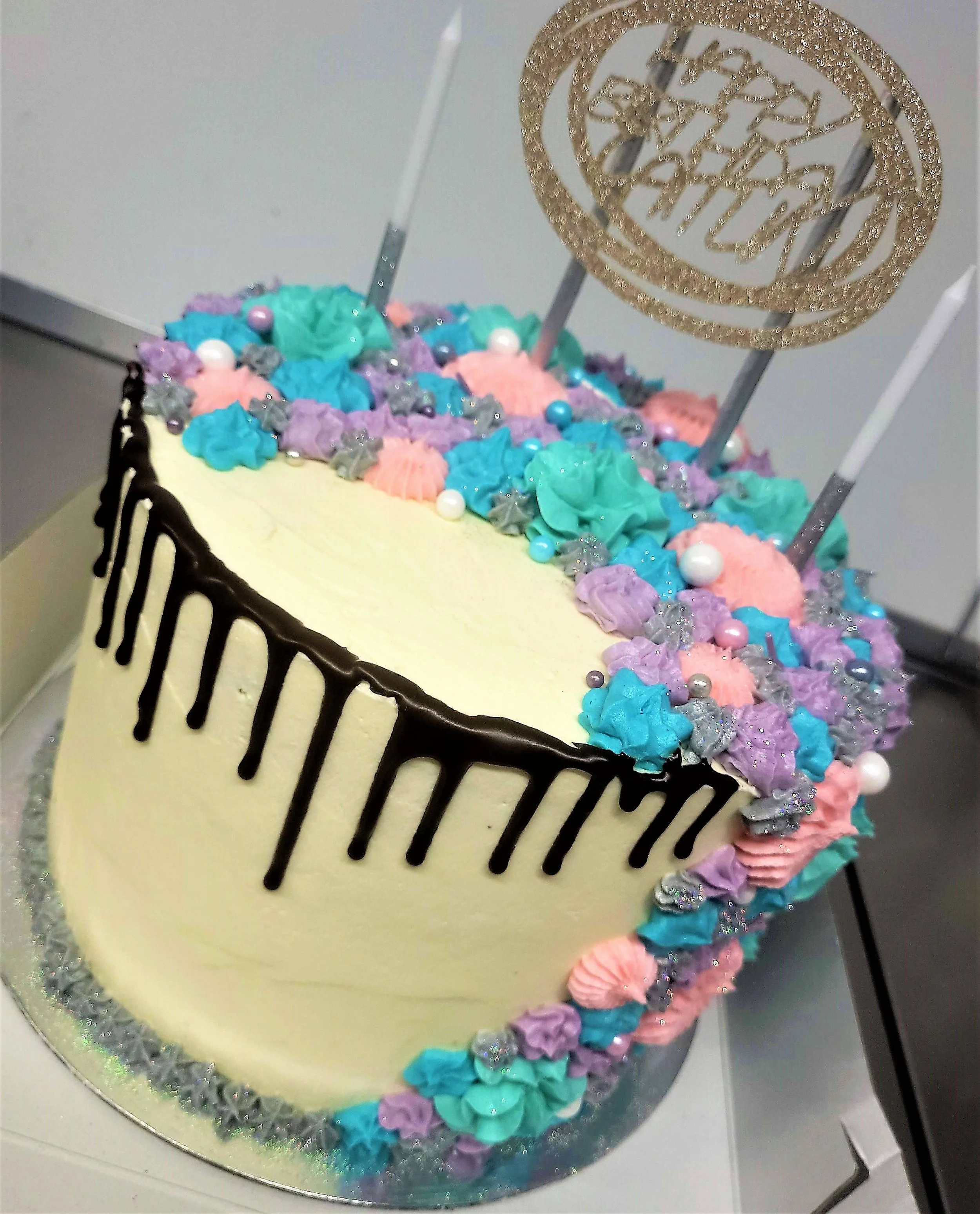white flower cake.jpg