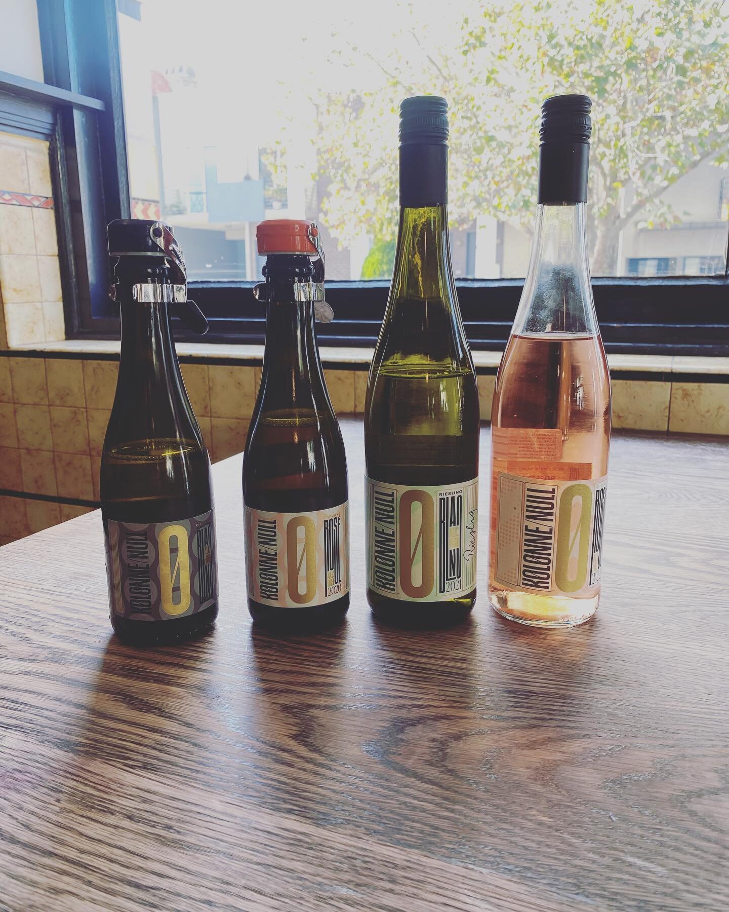 We were lucky enough to sit down with @tales_by_the_glass from @enotecasydney to taste the latest range of @kolonnenull a few weeks ago. These wines were are so exciting. Beautifully made, varietal expressions. The bianco sparkling being our favourit
