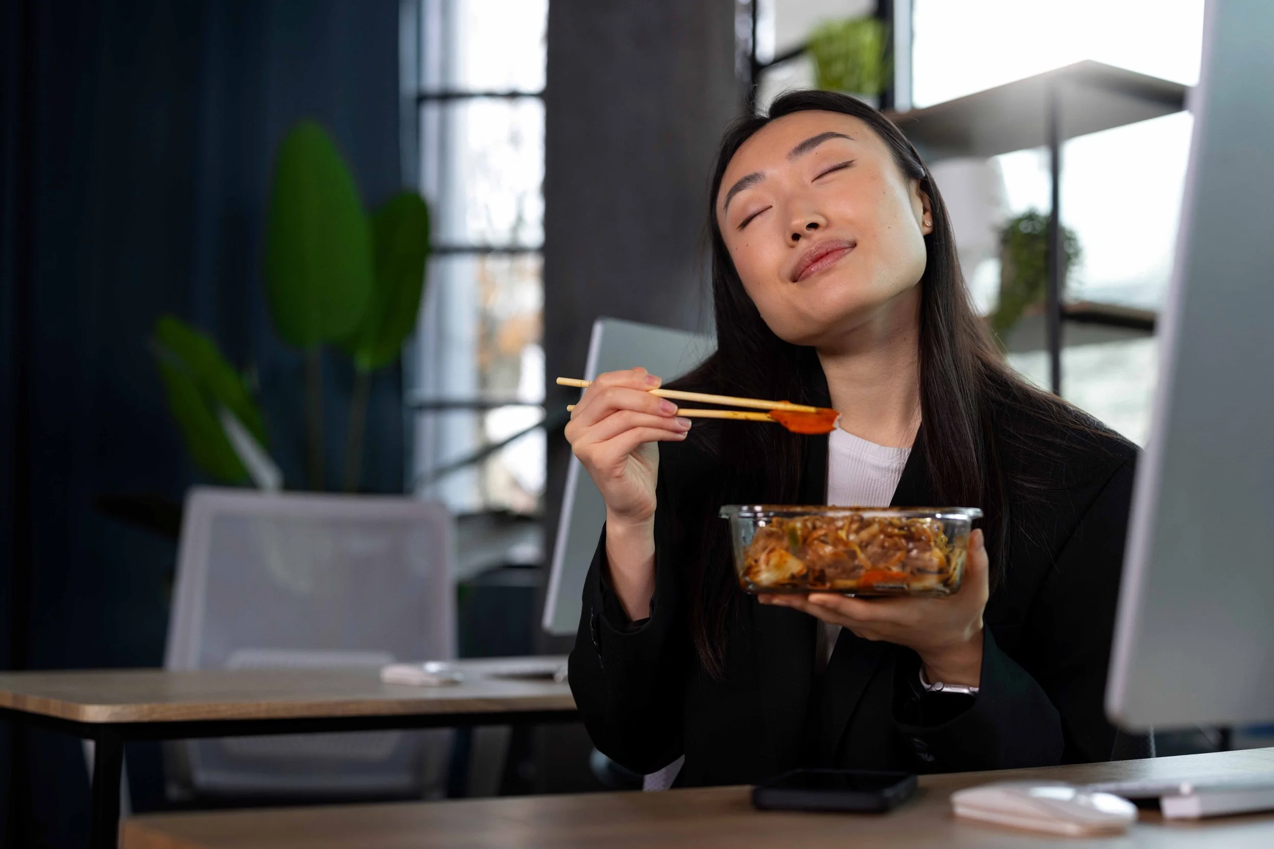 Mindful Eating at Work with Simple Tips for Busy Professionals — FITFAMCO