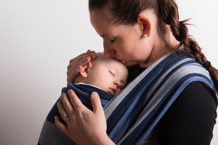 Portage physiologique bébé à Lyon — Un Moment Suspendu
