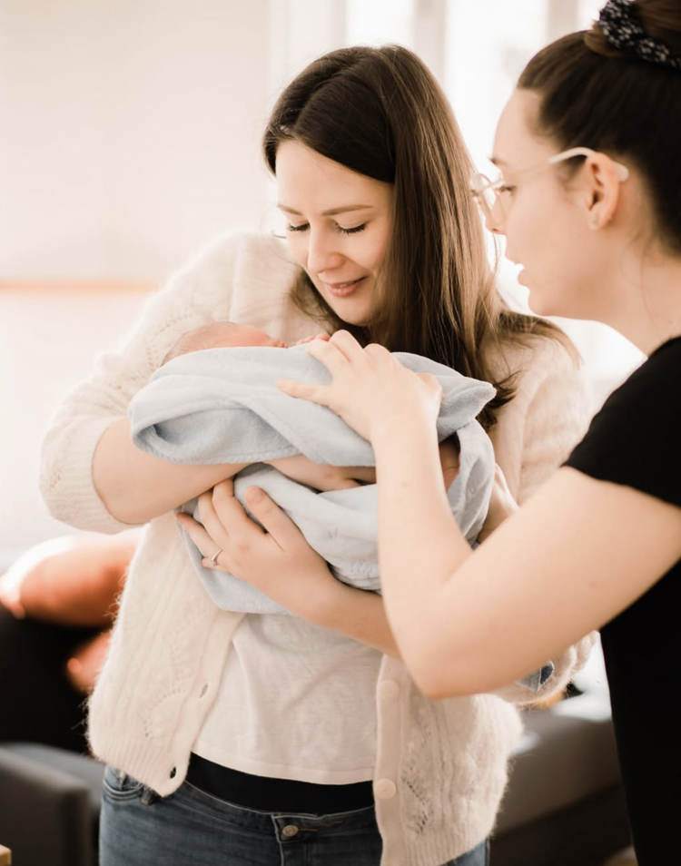 Manon puéricultrice avec un bébé à Lyon