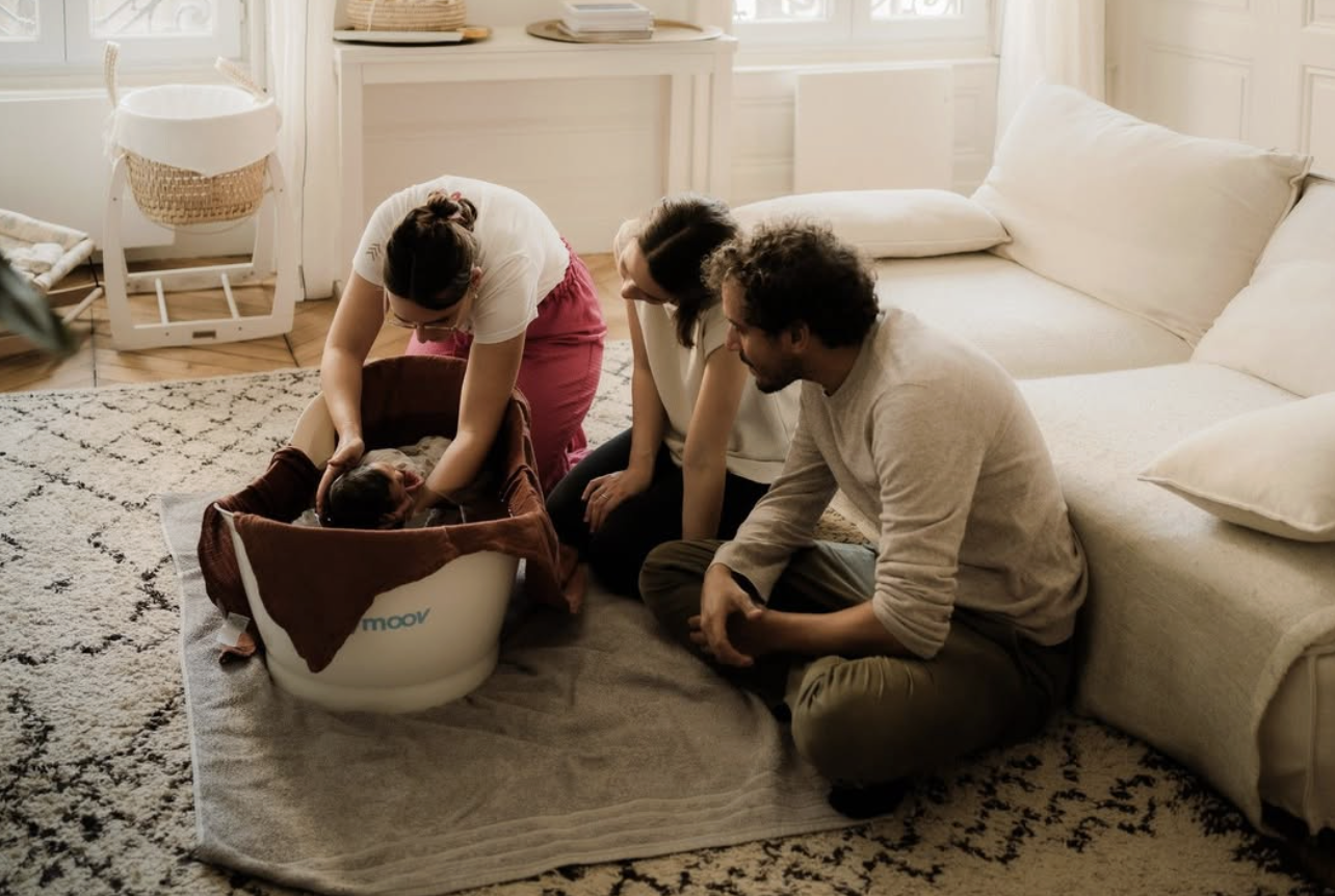 Un Moment Suspendu - puéricultrice lyon bain therapeutique , photo avec manon bebe et parents