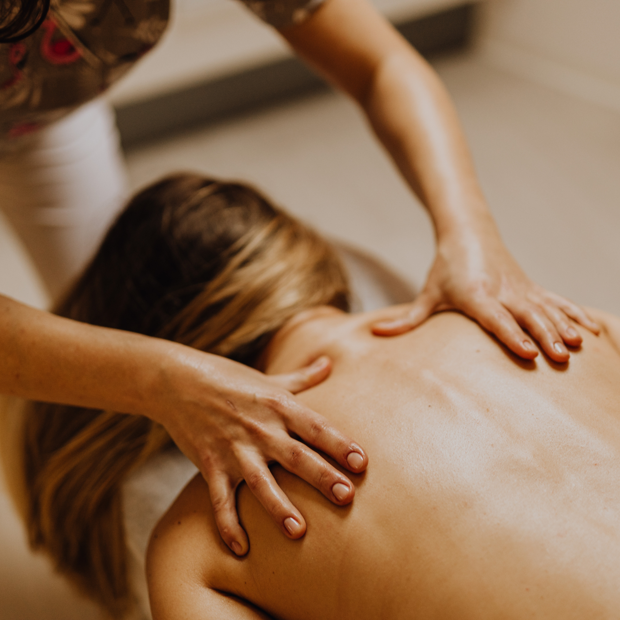 Massage postnatal à Lyon — Un Moment Suspendu