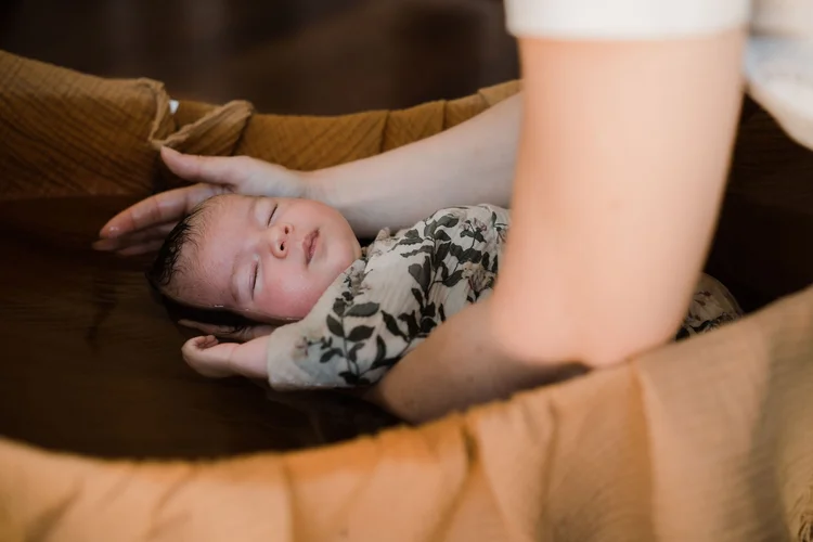 Offrir un shooting bain thérapeutique bébé Lyon — Un Moment Suspendu