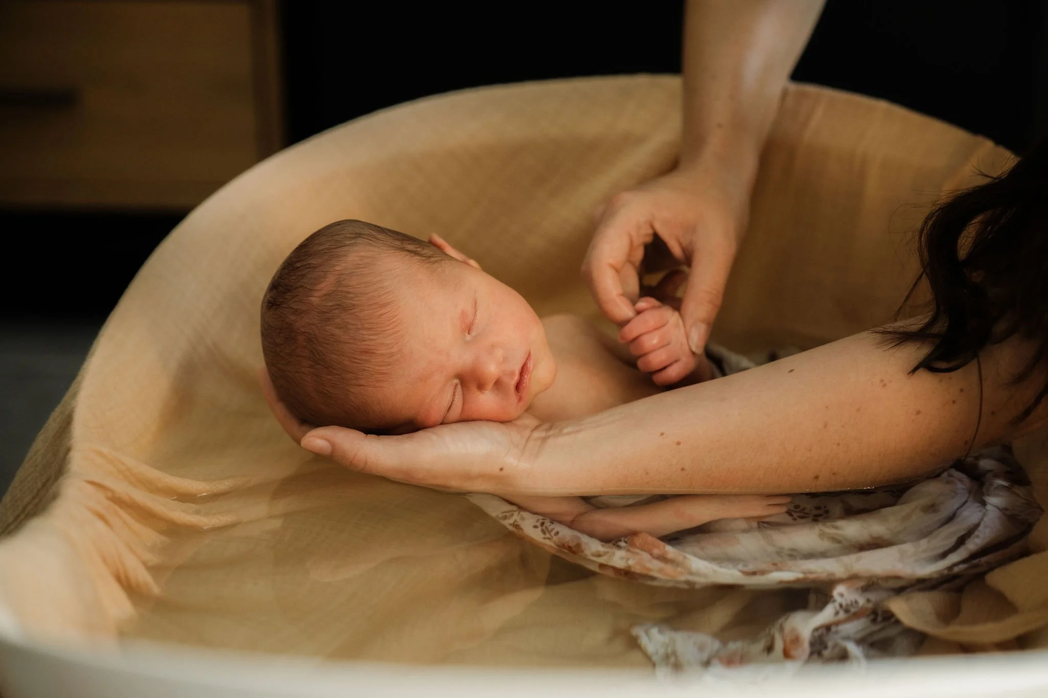 photo d'un bebe lors d'une seance bain therapeutique bebe