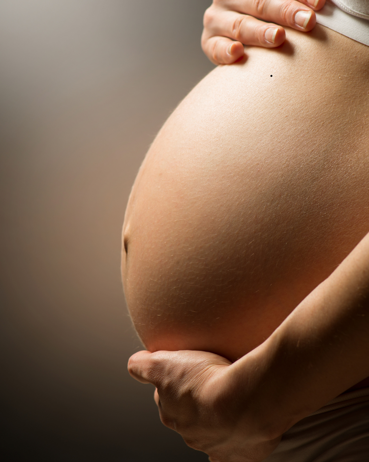 Massage femme enceinte à Lyon par Manon infirmière puéricultrice — Un Moment Suspendu