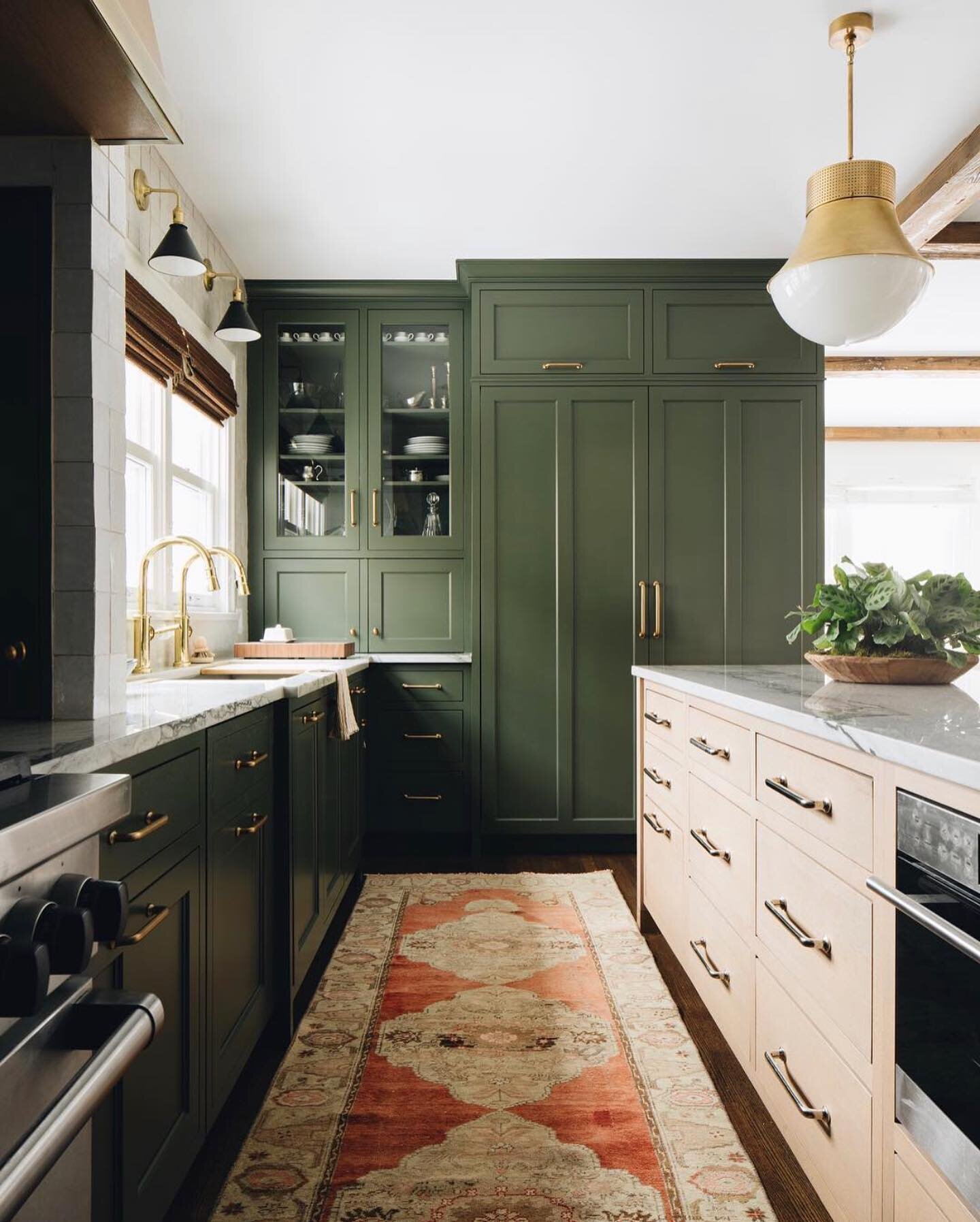 One of our favourite rooms to design &amp; see come together is the kitchen✨ particularly when we&rsquo;re involved in the full design from start to finish. 
Kitchens are like the heart of a home. It&rsquo;s where all the homely meals are cooked, whe