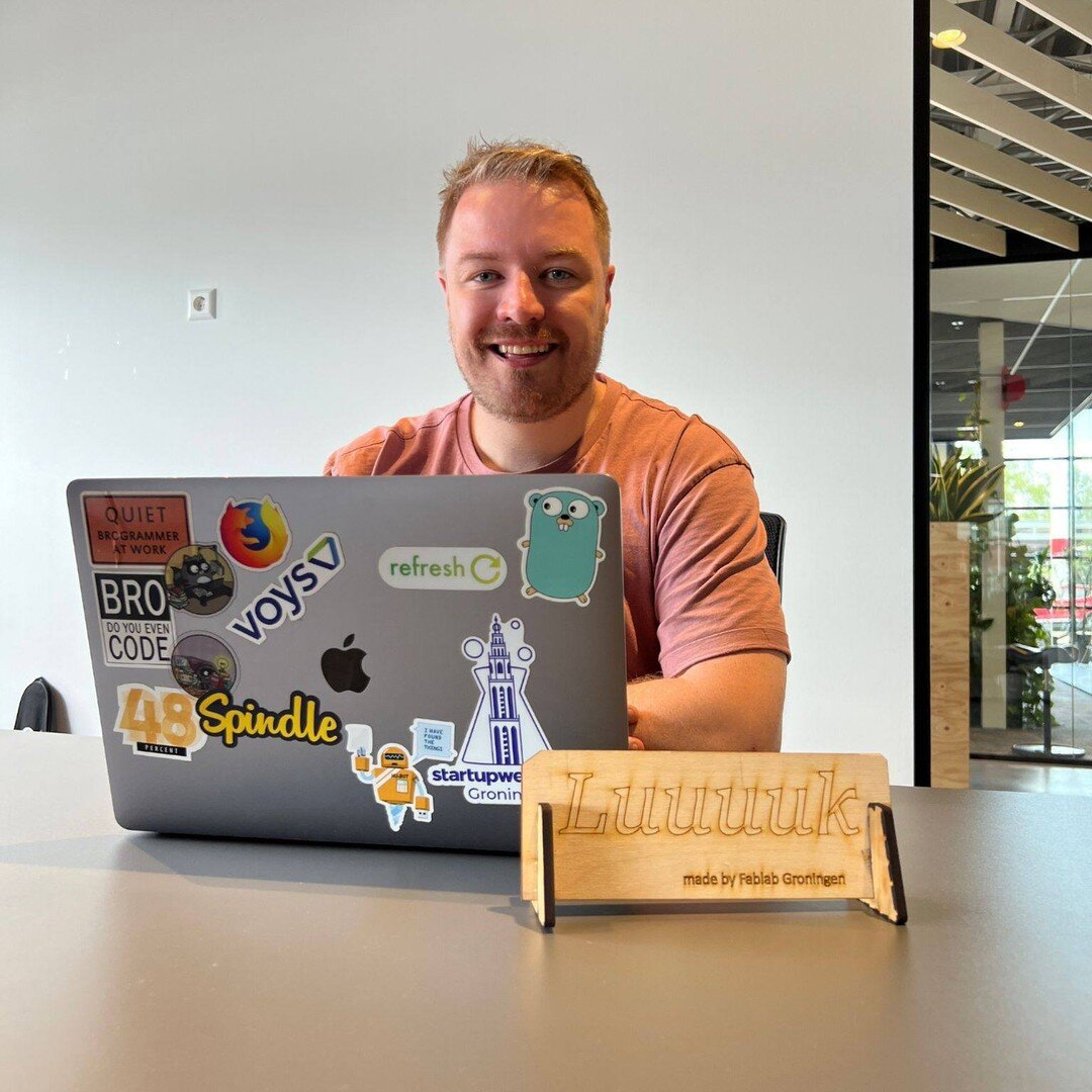 Are you also back at the office after your summer break? So is Luuk from @wearespindle! He's proud of his name sign, which was laser cut in our machine room. Would you also like a cool name sign or other signs for your office? Contact us for more inf