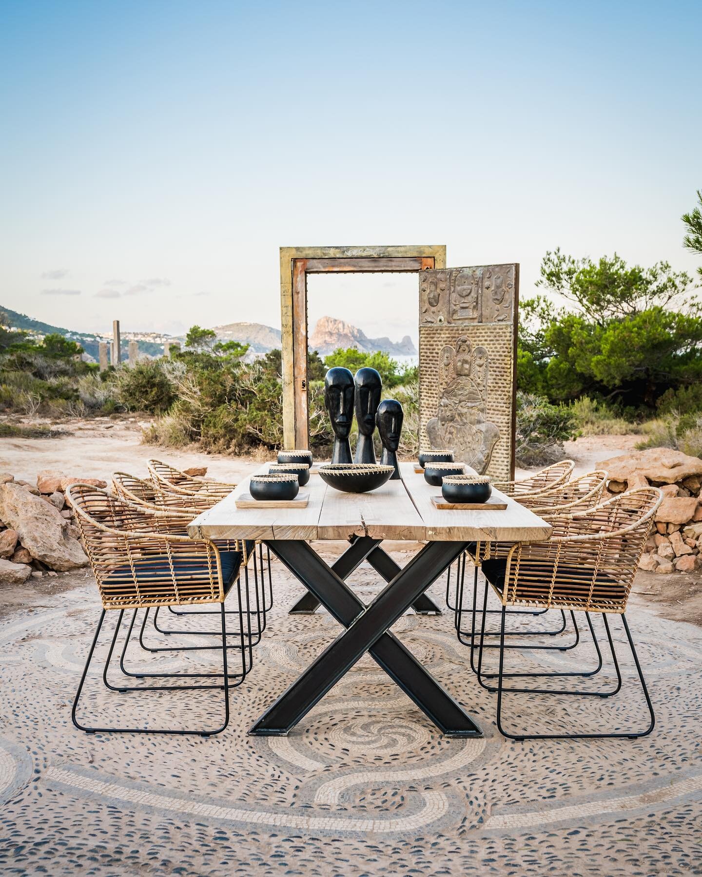 Outdoor furniture made from natural materials blends in with its surroundings, creating harmonious and comfortable spaces. Enjoy the beauty and sustainability of natural materials with the new @abouthouseibiza collection, inspired by Mediterranean na
