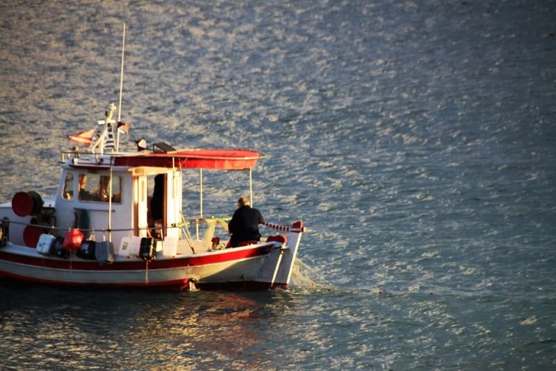 Fishing_boat_crete.jpg
