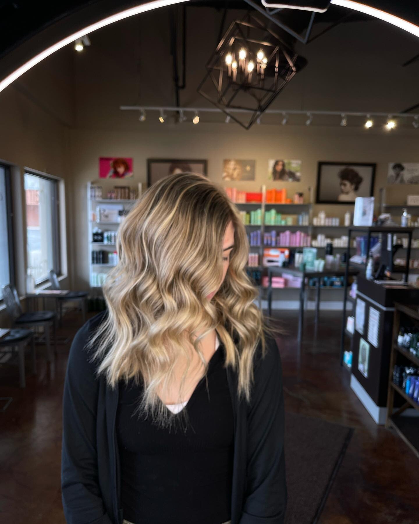 The before and after pictures are everything😱 
&bull;
Hair by: @selenerootssalon 
Location: 📍Brookfield📍 
Service: Lowlight Highlight
&bull;
&bull;
@paulmitchell 
@paulmitchellpro 
#myrootssalon #paulmitchell #paulmitchellpro #paulmitchellcolor #p