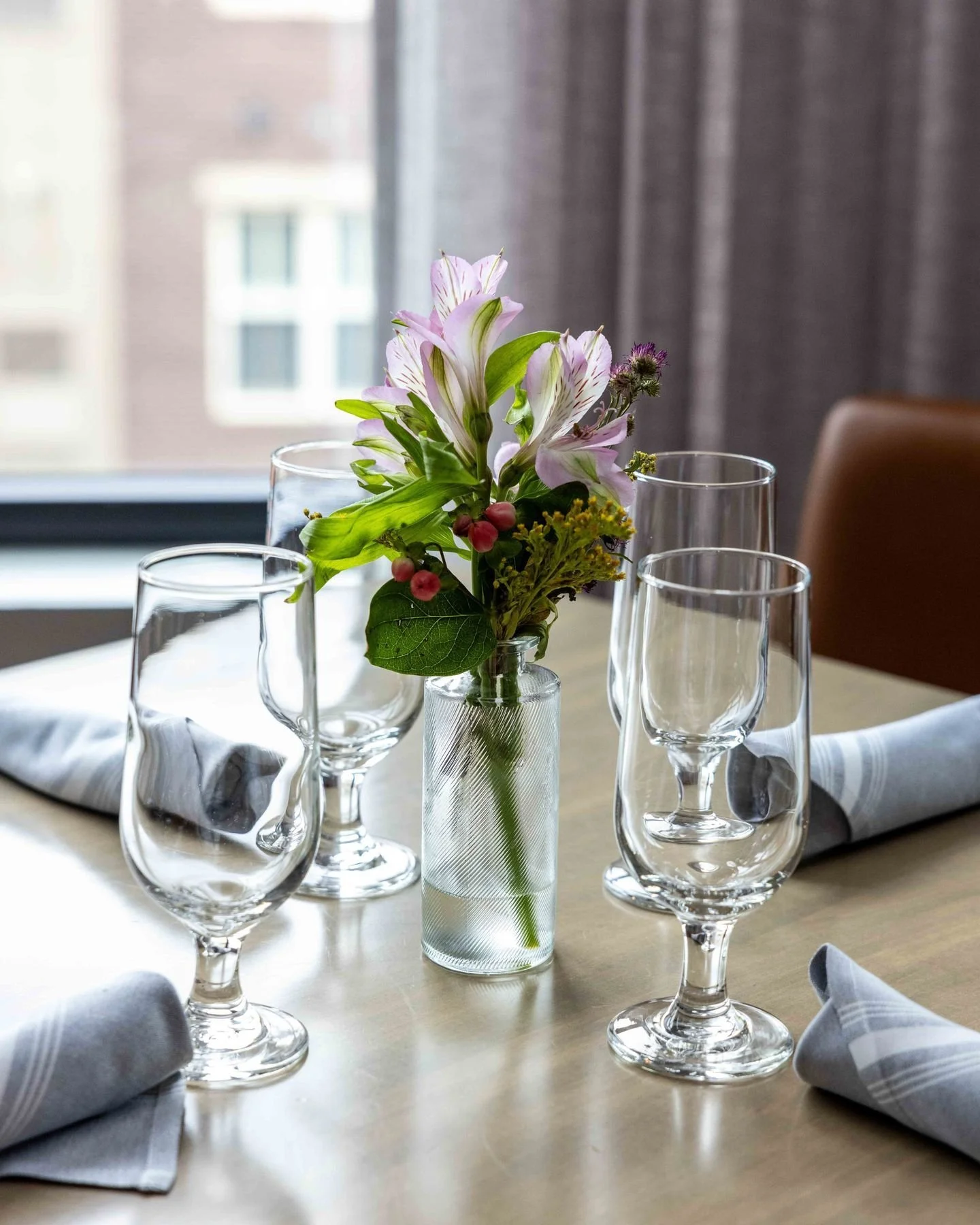 🌷It&rsquo;s time to spoil the moms in your life. Keep it simple and treat everyone to a relaxed brunch buffet in Old Port with a sweet and savory menu made for gathering. Enjoy fresh seasonal dishes in Harbor Bistro + Terrace's cozy atmosphere, the 