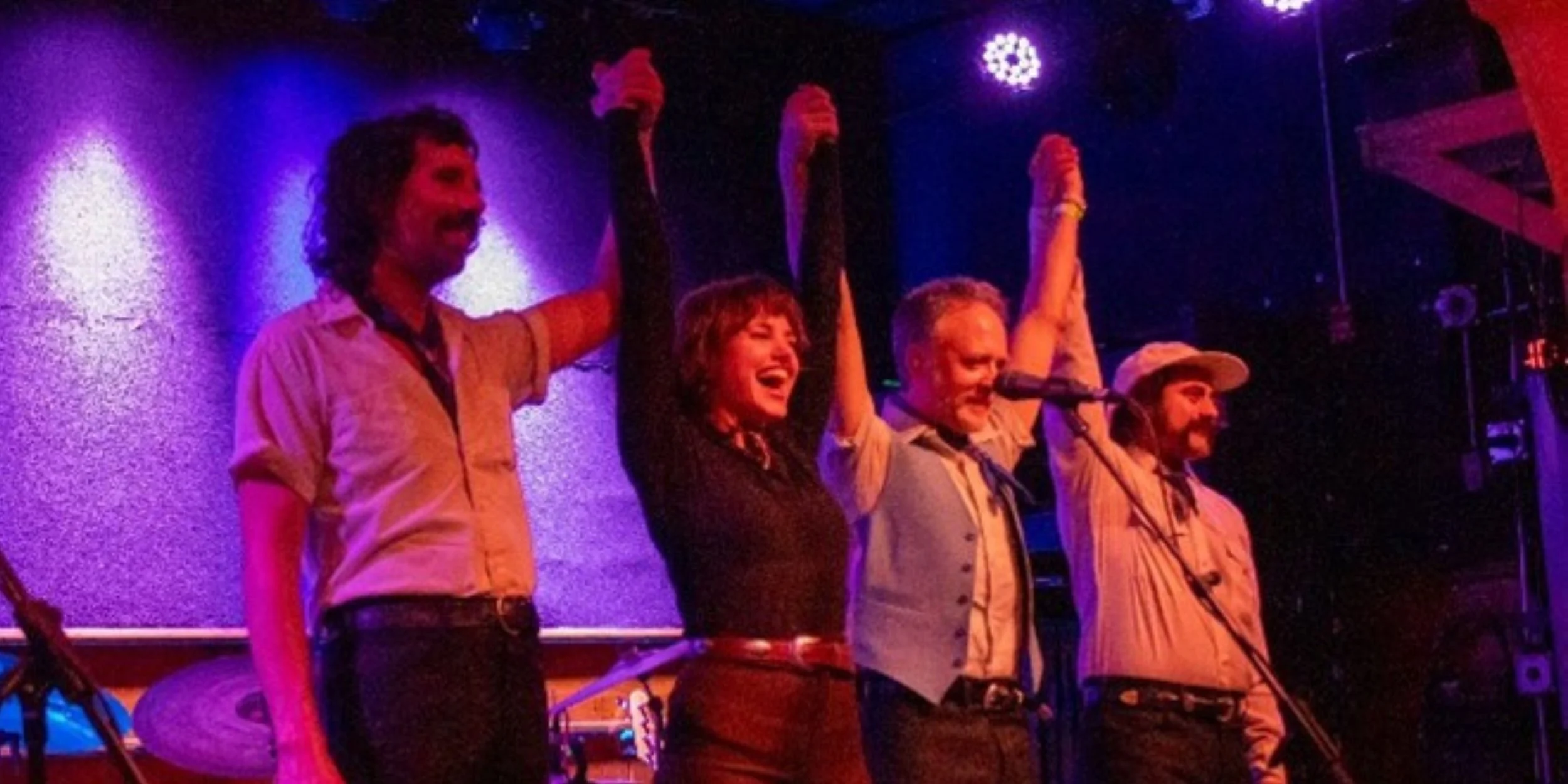 Echoes and Howls: Cat Clyde Transforms Schuba’s into Something Special