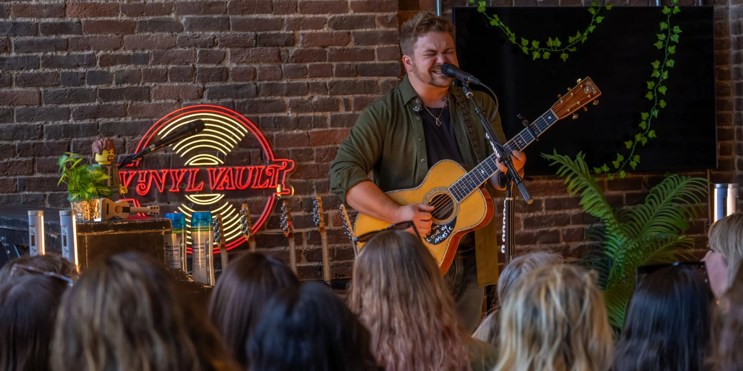 Hunter Hayes Brings Fans Closer at The Greenhouse Experience During CMA Fest In Nashville