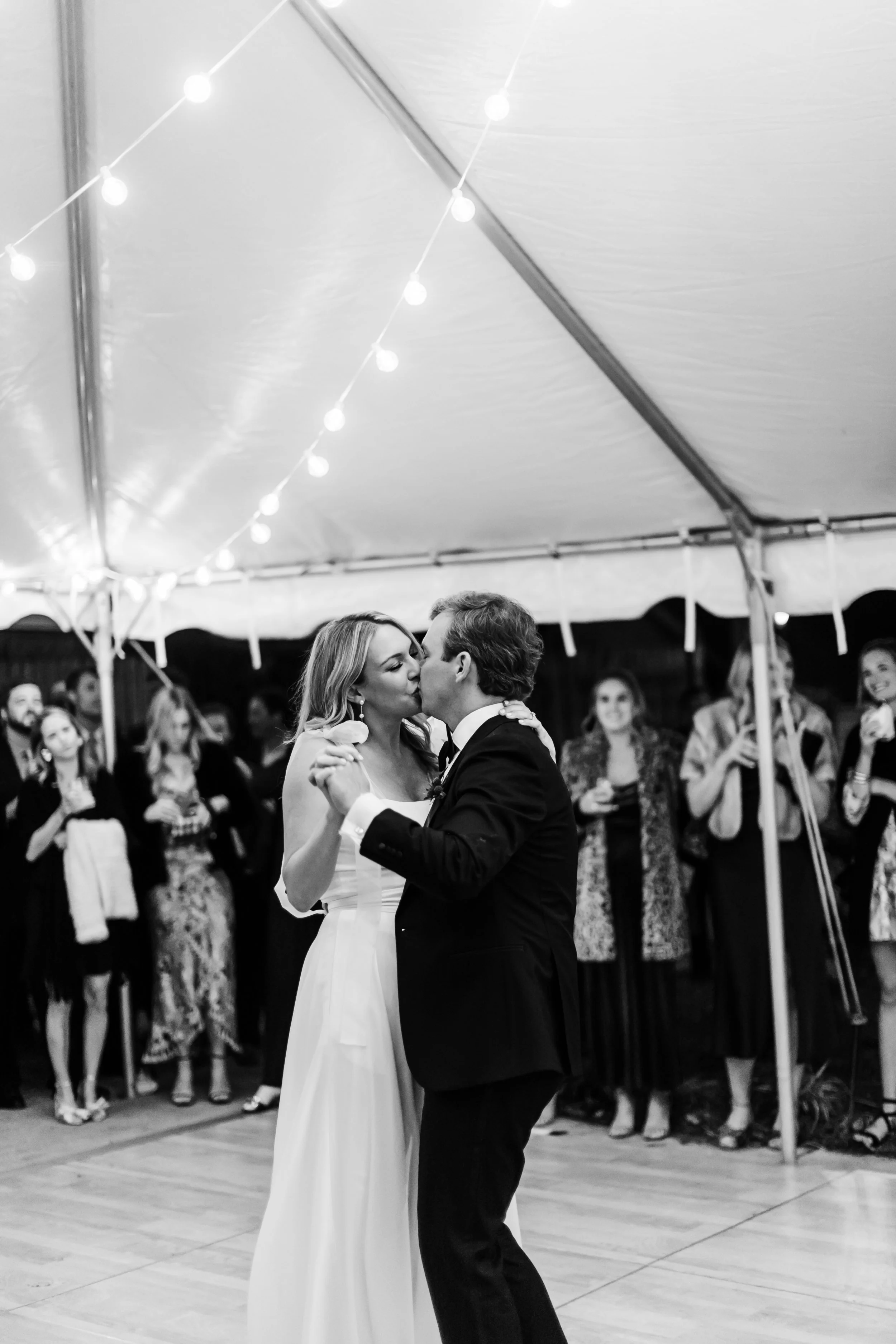 black&white+firstdance+alabama+backyard+wedding+reception