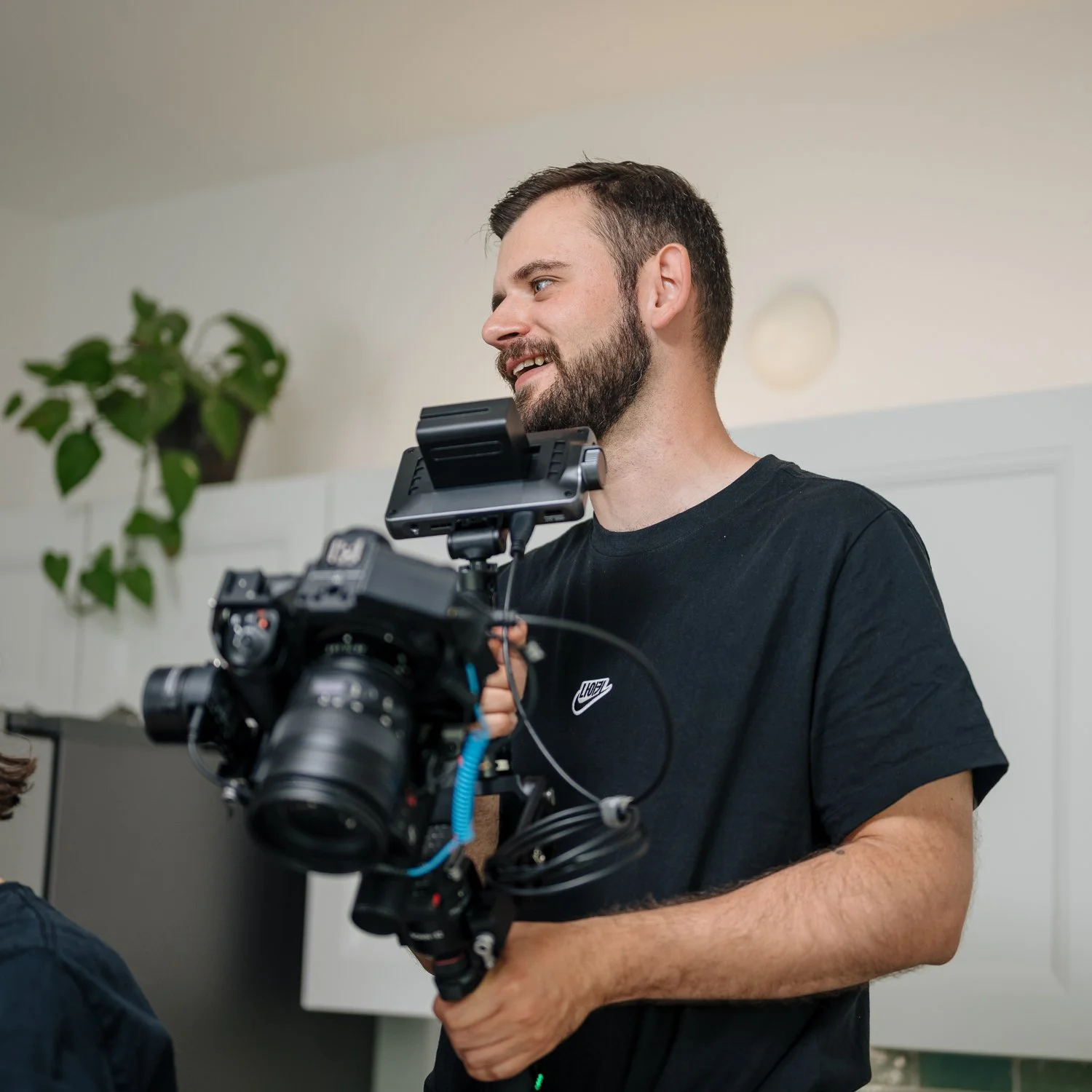 Junge Mann mit Kamera und Microphone in einem Raum