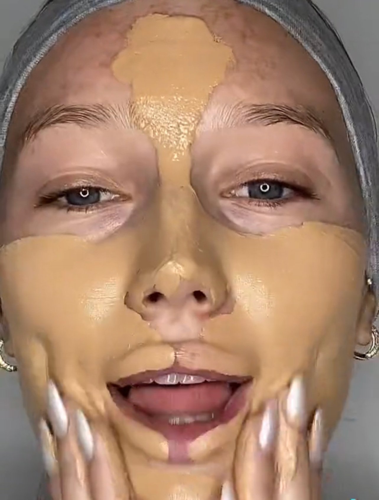 I tried Meredith Duxbury’s famous foundation routine. Here’s how it went. 