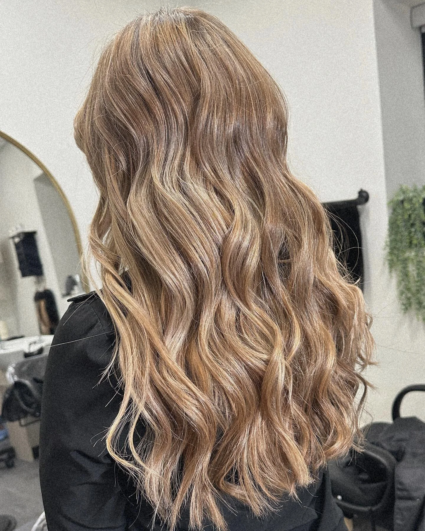 ⚡️ it&rsquo;s time to get some hair back on the feed . . 

+ would you believe me if I told you her grow out lasted an entire YEAR?! 
👉🏼 swipe to see the first time we did her hair! 

. 
. 

〰️ service: full balayage // low maintenance
.
.
@stefani