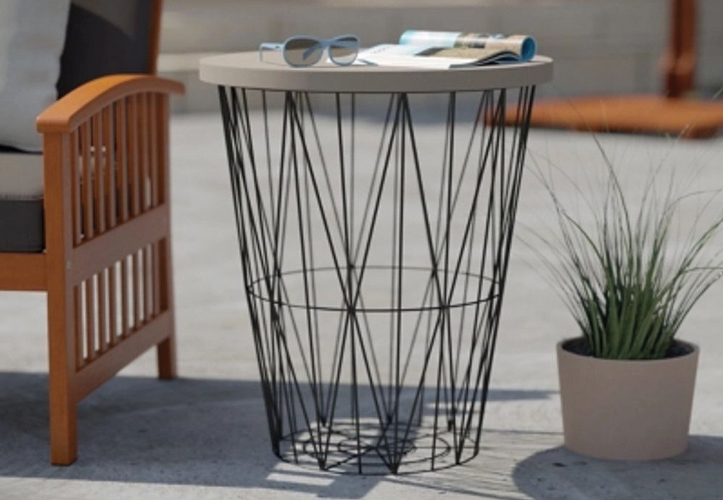 Vezorn outdoor side table