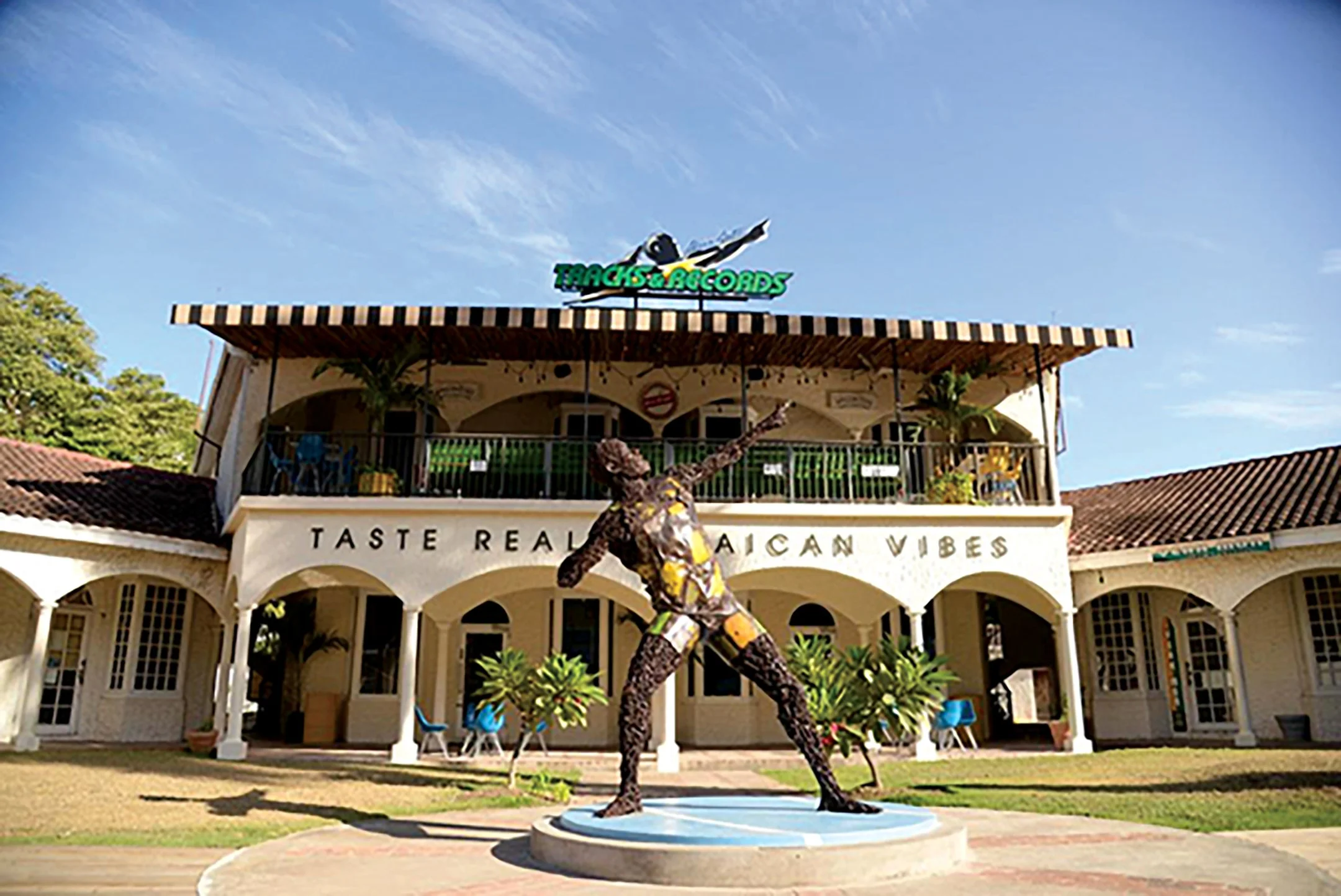 UBTR_MbJ_Mobay-Front_327E04BC-5056-A36A-071D325C96A32D31-327e03aa5056a36_327e0514-5056-a36a-07147f8c414e7210 copy.jpg