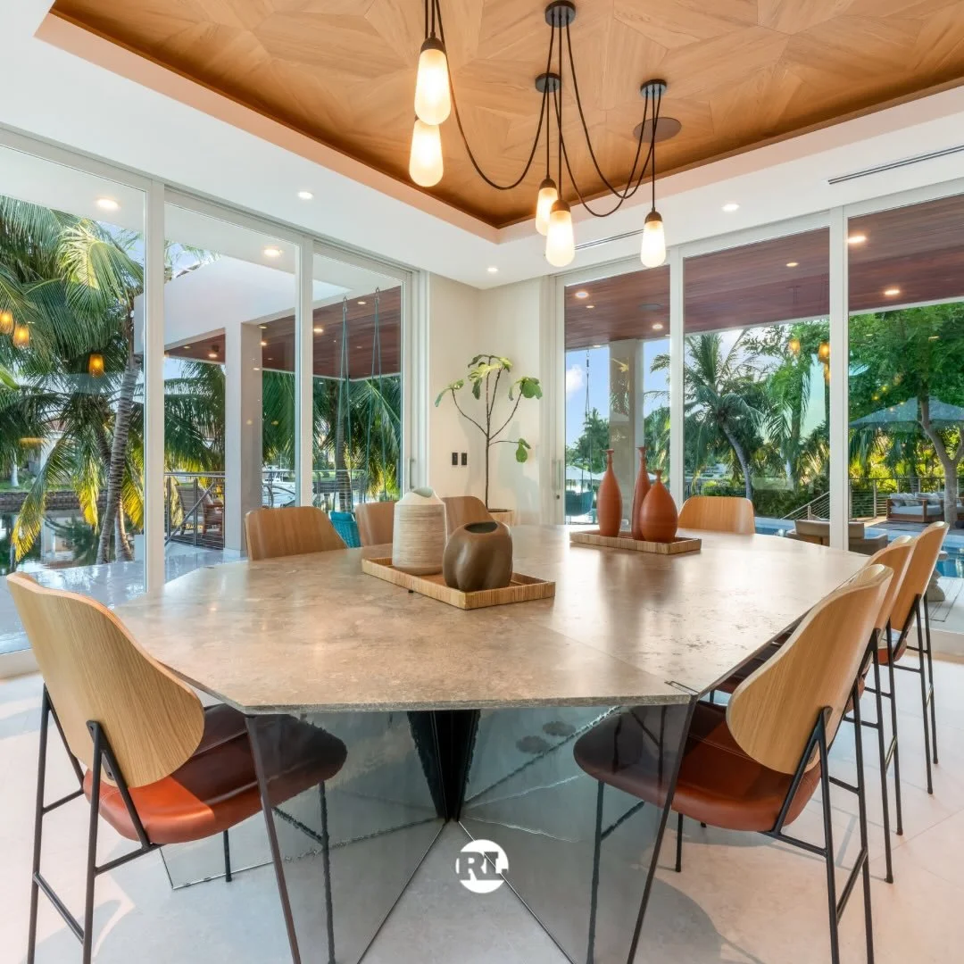 🌞 A QUIET CORNER, PERFECTLY BALANCED

💬 @rta_cayman shares, &lsquo;the house has a lot of glass and concrete &hellip; so I wanted to balance that with organic, natural elements, particularly wood, to give it warmth, and use earthy tones to oﬀset th