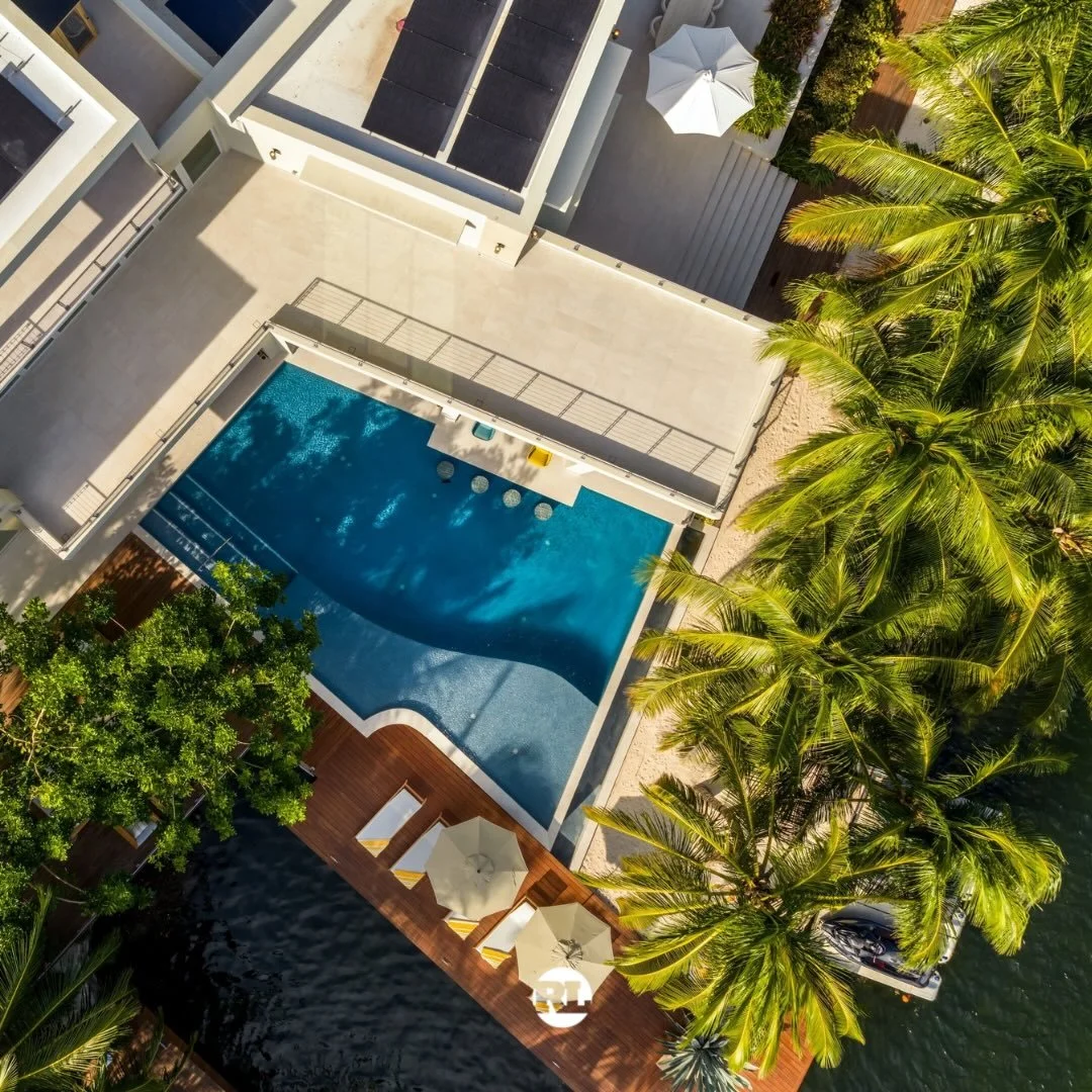 ☁ FROM ABOVE: COASTAL LIFT IN CAYMAN LIGHT

☀ Coastal Lift from the skies, a true slice of canal-front paradise. Defined by clean lines, layered textures and that unmistakable Cayman light.

🌺 To read more about COASTAL LIFT in @reallifecaribbean cl