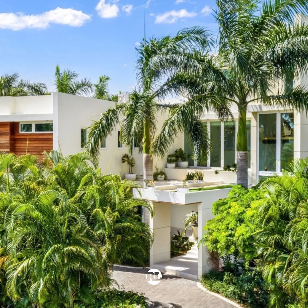 🌴 A CARIBBEAN WELCOME

Shrouded in palms, with bright, clean angles and warm wooden textures, the entrance to Coastal Lift reveals little of the expansive and distinctive home within.

🏡 Architect @rtacayman 
🌴 Landscaping by @vigoro_cayman 
🪟 Wi
