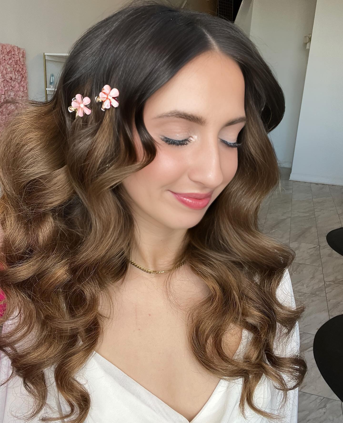 She&rsquo;s giving 90s glam! 🌸

To get this look click the link in our bio to book! 

#glamhair #90shair #glamhair #hairboutique #glamwaves #haircurls #westchesterborough #westchester #westchesteruniversity #westchestersalon #westchesterweddings #we