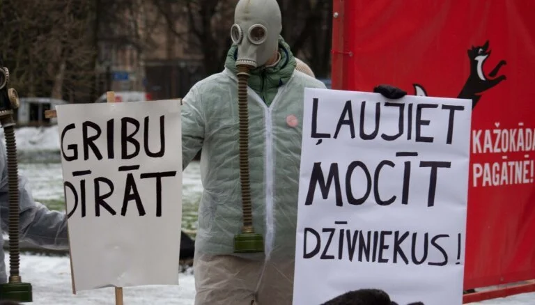 akcija-pie-saeimas-aicina-deputatus-atbalstit-zveraudzesanas-aizliegum-53967811.jpg