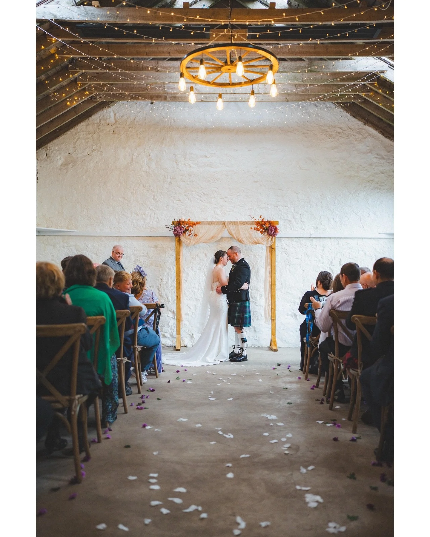 Plenty of rain, soft light and big smiles made for a memorable day with Kaylie & Darren!
A big shoutout to @blackshawbarns for creating such a lovely venue, not even the “classic” Scottish weather could dampen spirits here 🎉❤️
Wedd