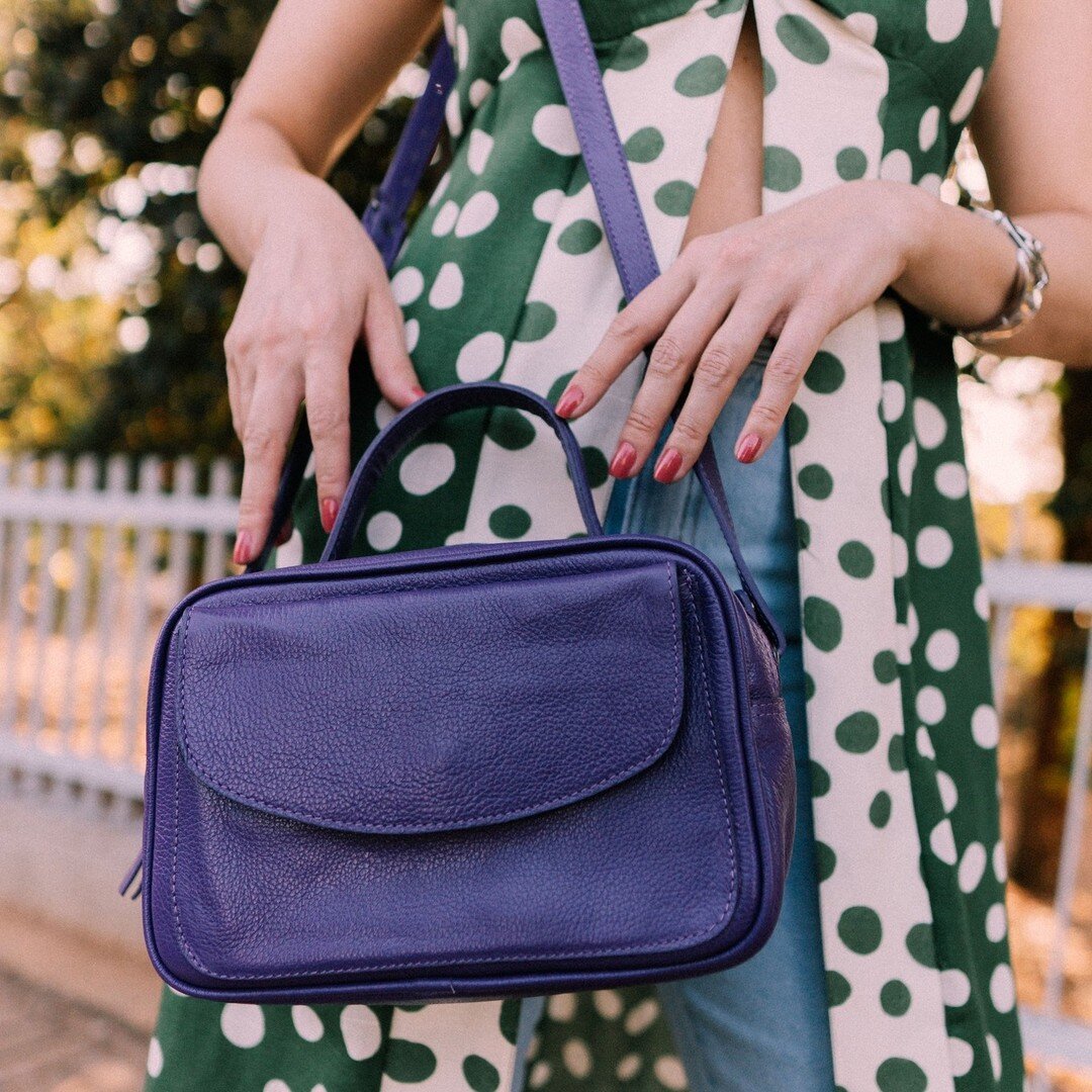 A moda &eacute; colorir! As fashionistas est&atilde;o apostando em bolsas e sapatos em tons vibrantes e essa trend j&aacute; virou queridinha no street style. 
Quanto mais ousado, melhor! Al&eacute;m da produ&ccedil;&atilde;o ficar mais estilosa, o m