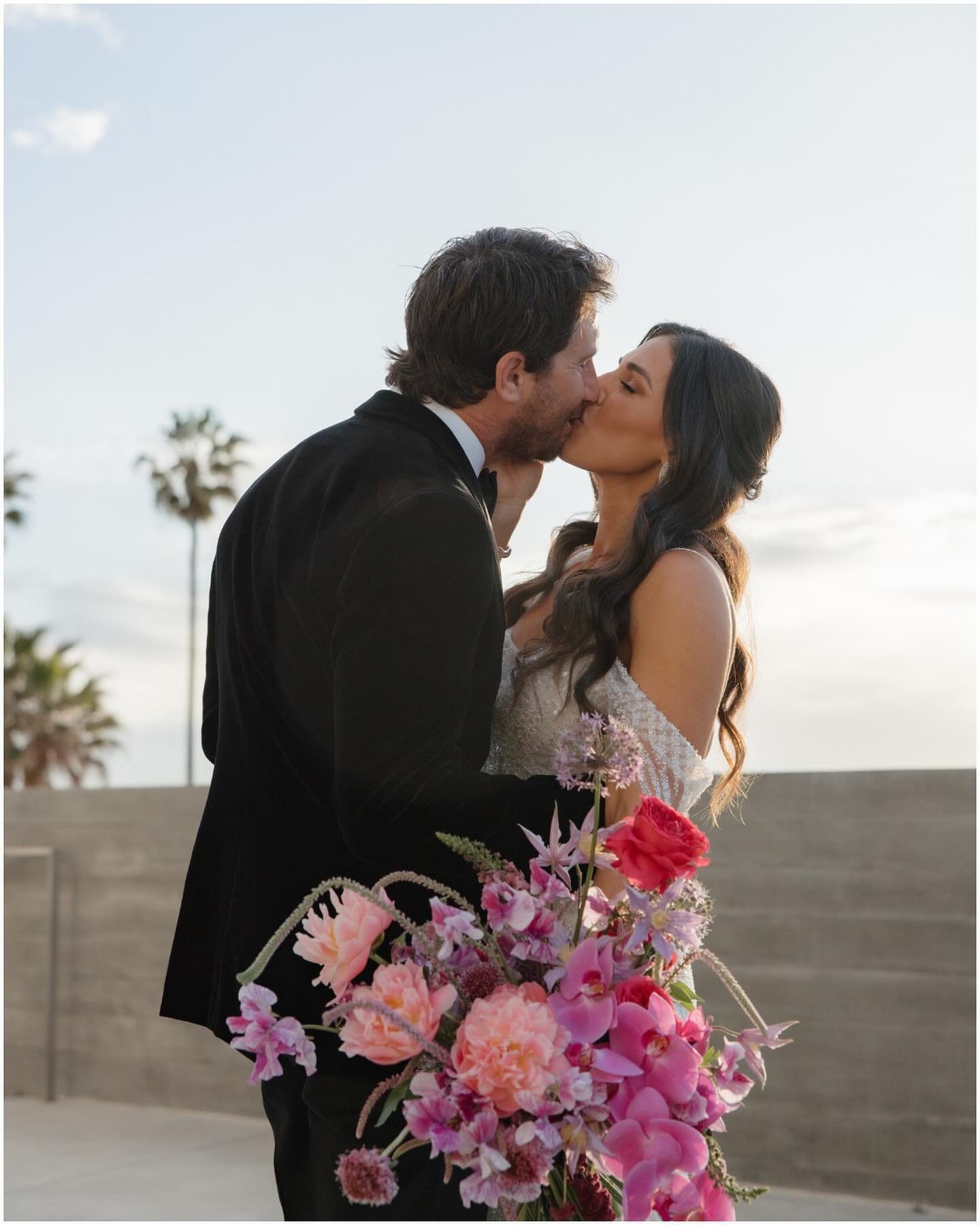 Shades of pink &amp; love 💕🥂💍
.
.
.
Planning &amp; design: @thresholdevents
Photo: @carmenlopezphoto
Video: @anewvisual
Venue: @mcasandiego
Florals + candlelight: @flor.esarturo
Rentals: @pacificeventproductions @eventpartyrentalssd @catalogatelie