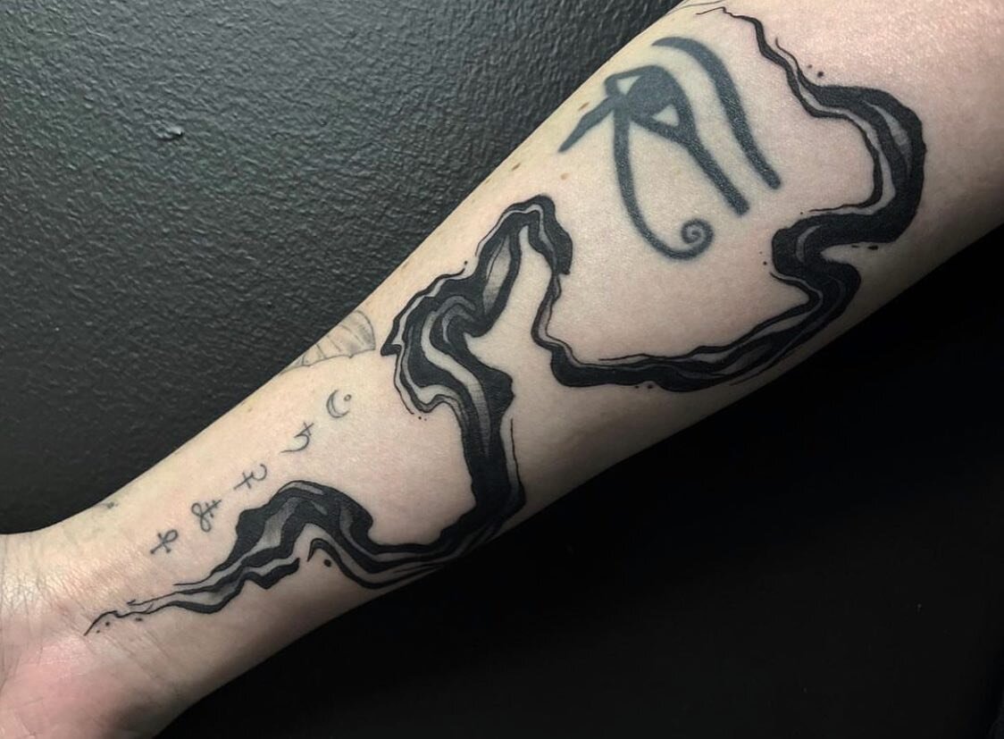 Keeping things surreal! Check out this abstract tattoo by @riot.saiko.tattoo 
#fortcollinstattoo #coloradotattoo #abstracttattoo #smoketattoo #palehorsetattooco