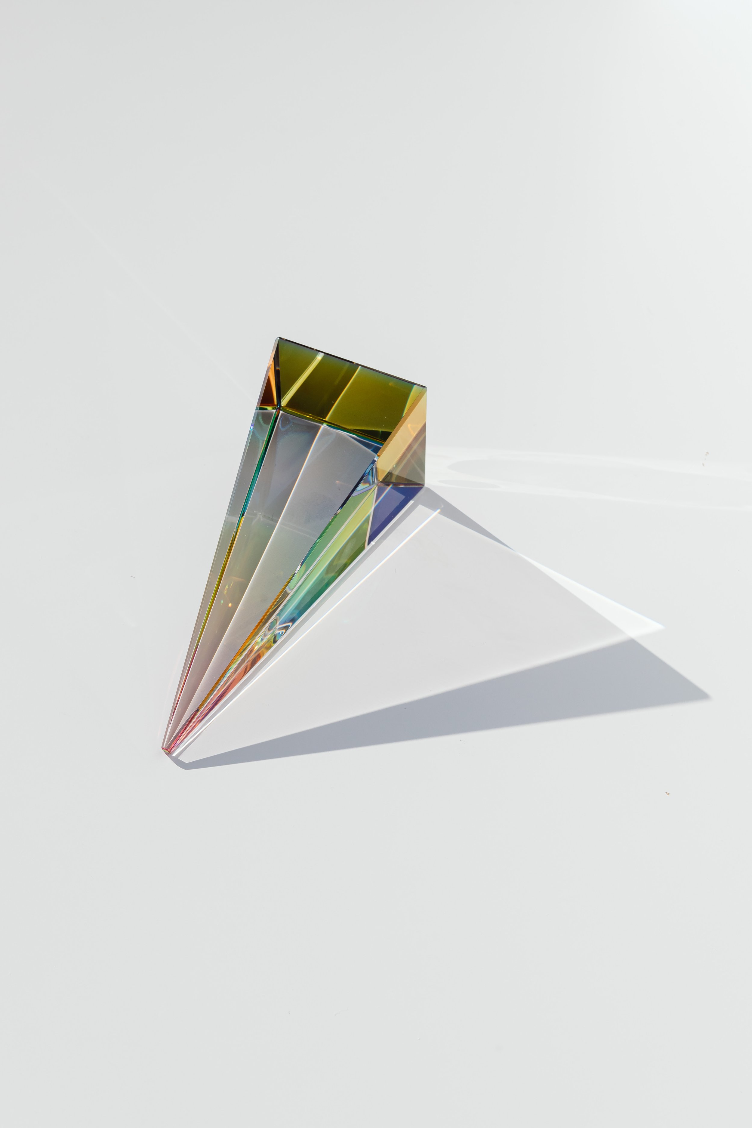 kaboompics_Rainbow spectrum in a glass prism with shadow.jpg