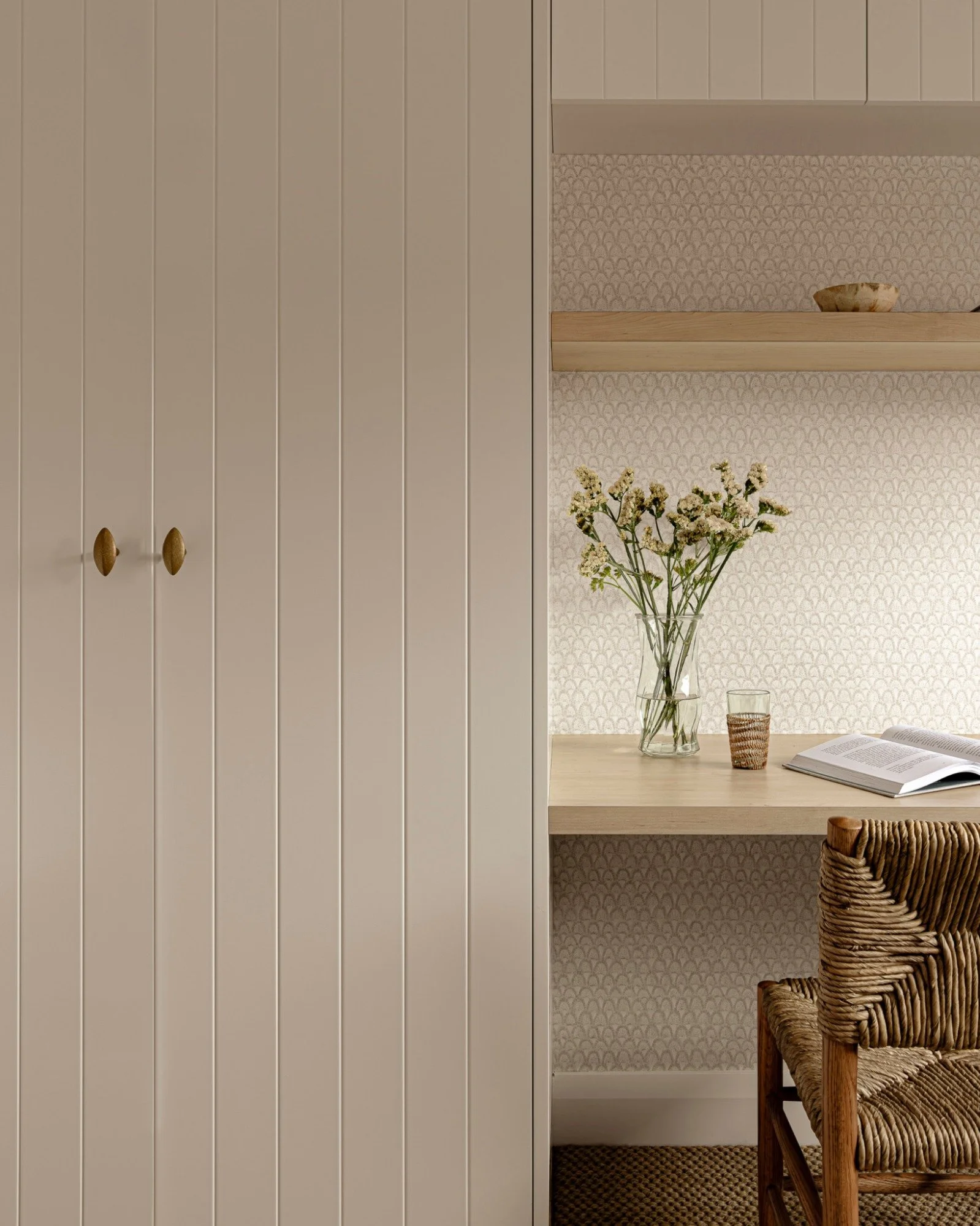 A space defined by ease and intention.

Soft light, natural texture, pattern, and thoughtful proportion come together to create balance - a quiet expression of refined design.

Design by @katelawrenceinteriors 
Decoration by @jei__studio
Photography 