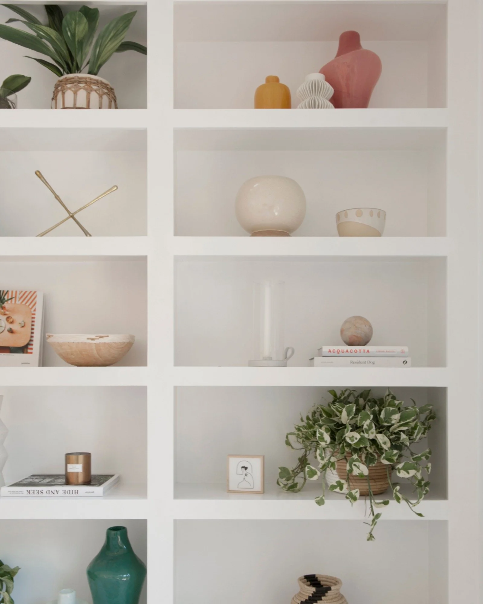 The Poetics of Light &amp; Form

This living space blends statement  shelving, layered texture, and warm, sun-washed tones to create a room that feels effortlessly elevated.

Every object earns its place. 🧡

Photography: @petra_ford_interior_photog 