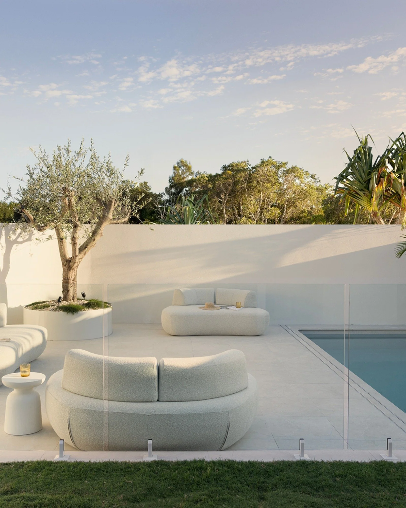 Calm, distilled.

The poolside alfresco at Solace is pared back to the essentials, allowing texture, light and coastal breeze to do the work. 

A space to linger, entertain, and move gently through the day with ease.

If you&rsquo;re dreaming of an o