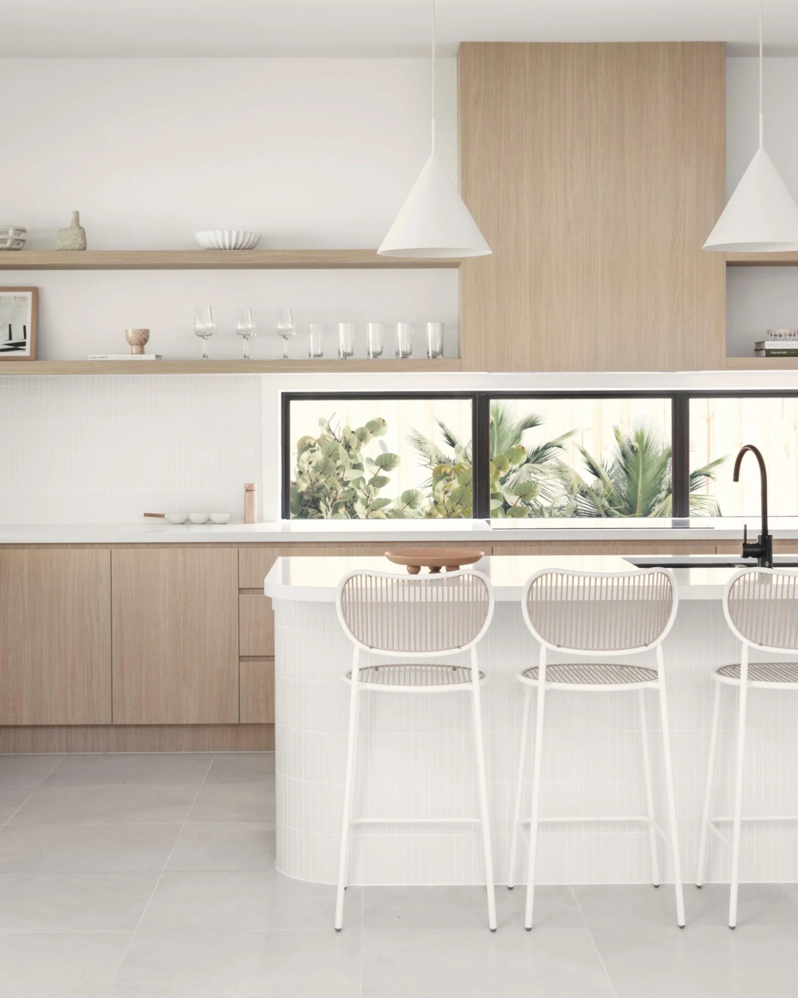 Made for the moments that matter most.

Shared meals, slow mornings and long afternoons spent gathered around the island, with the coast just beyond. 🌱

Designed as a place to unwind, reconnect and be fully present.

Photography: @lulu_wells 
Locati