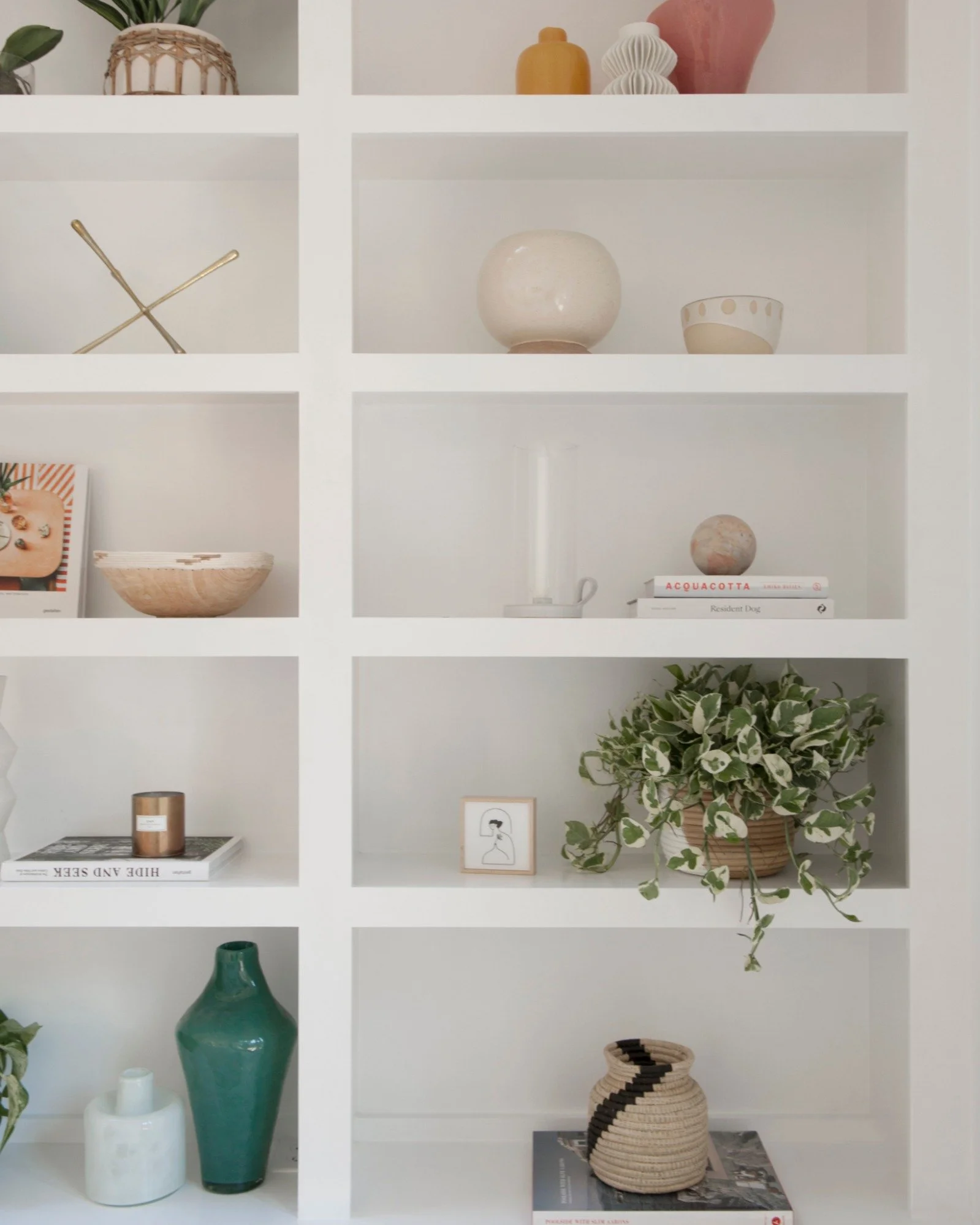 From the archives ~ Caliwood balances laid-back living with a refined, considered approach. 🤍🌿

The living space was designed to feel immersive &amp; composed with generous seating and a restrained palette.

It&rsquo;s a home that offers retreat fr