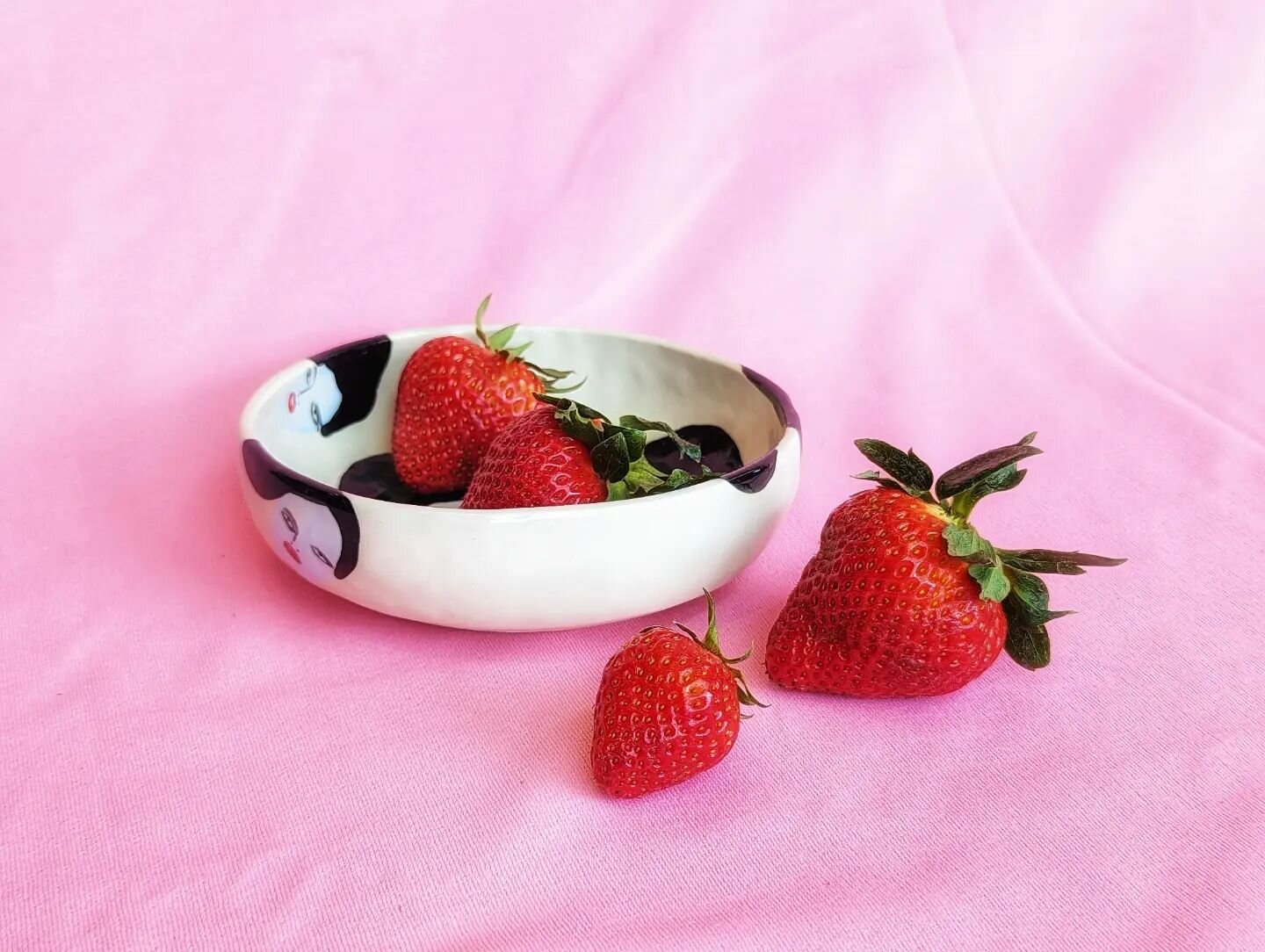 It's strawberry season y'all! 🍓🍓
We've stocked our shelves @clayspaceasheville with lots of berry beautiful bowls! 😋

#handbuiltceramics