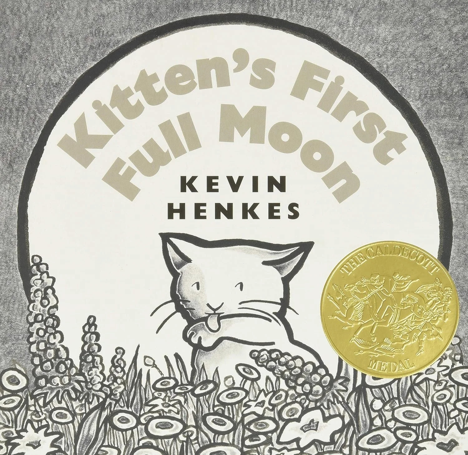 Portada del libro 'Kitten's First Full Moon' de Kevin Henkes, en blanco y negro, con ilustración de un gato comiendo. Incluye una medalla dorada en la esquina derecha.