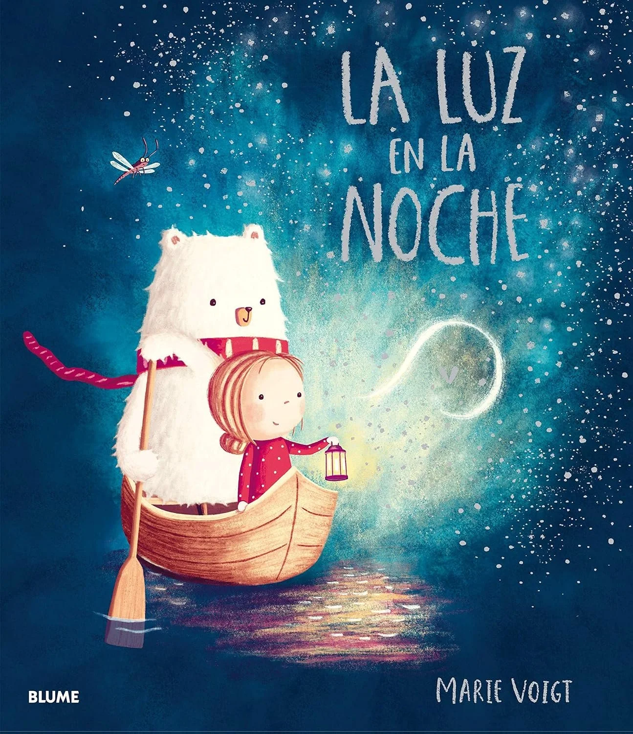 Portada del libro 'La luz en la noche' de Marie Voigt, con una niña en un bote de madera sosteniendo una linterna y acompañada por un oso de peluche en un cielo estrellado, con una luciérnaga cerca.